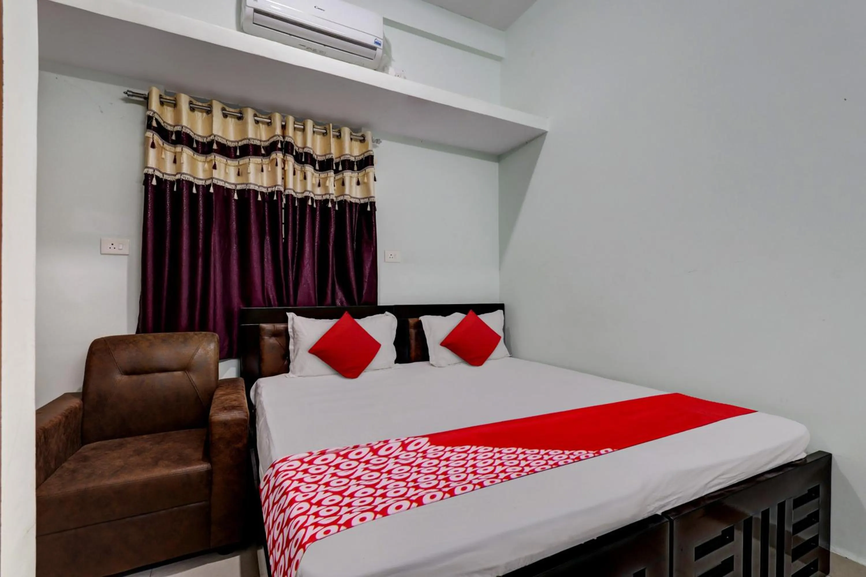 Facade/entrance, Bed in Super Hotel O PM Hotels