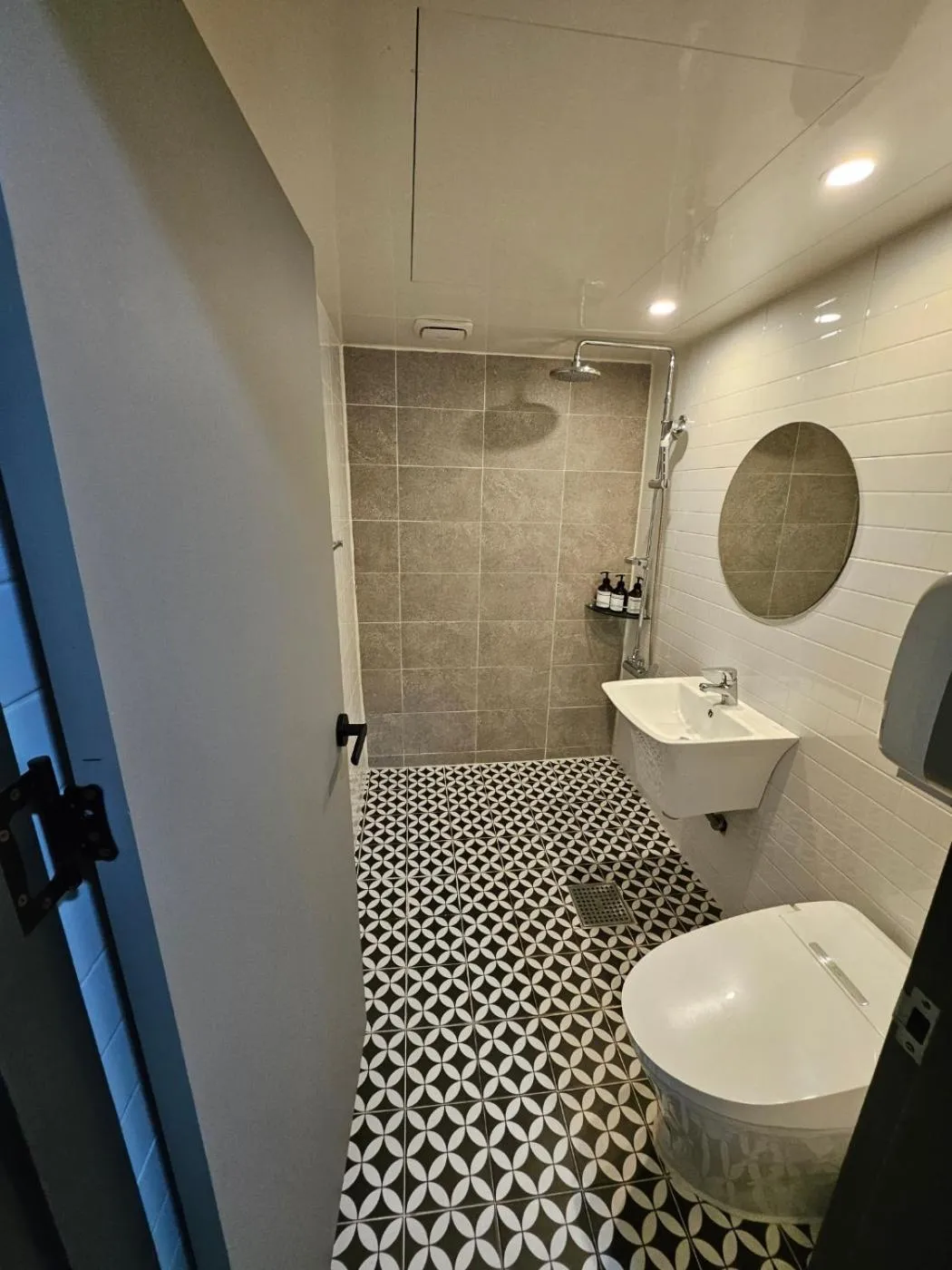 Shower in Hotel Myeongji