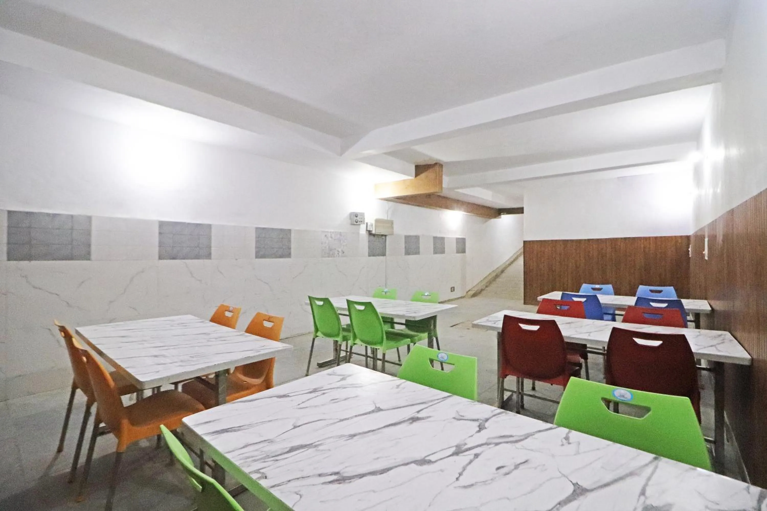 Restaurant/places to eat, Bed in Hotel Clink New Delhi Airport