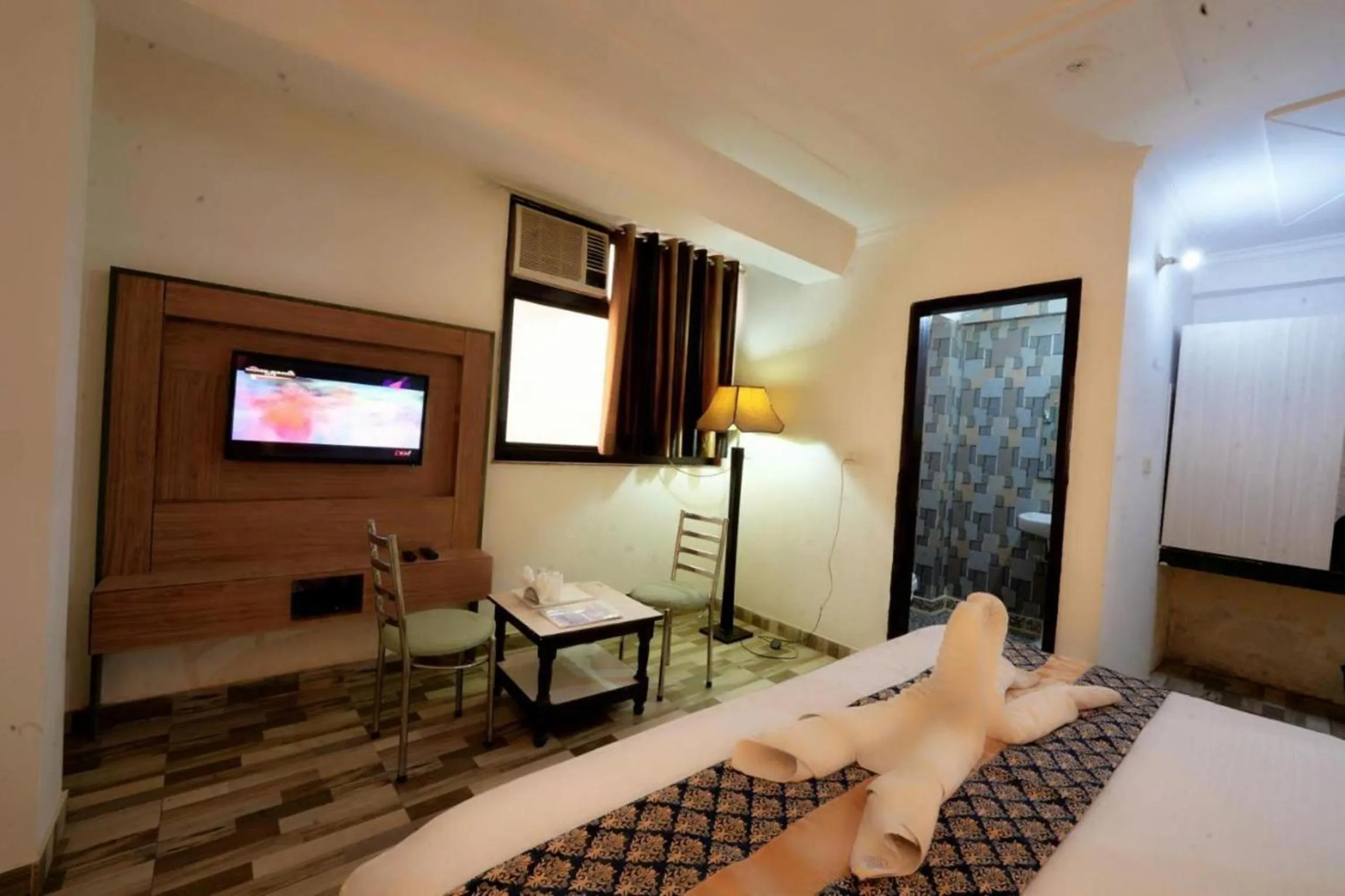 Communal lounge/ TV room, Bed in Hotel Clink New Delhi Airport