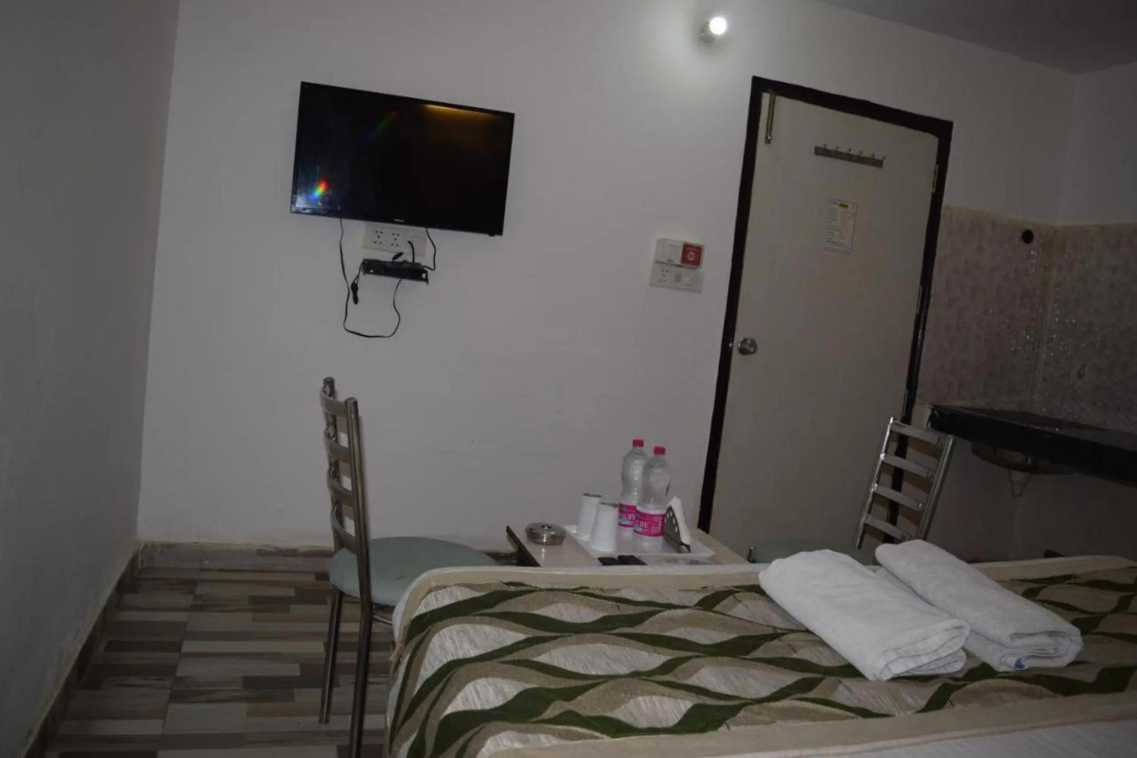 Communal lounge/ TV room, Bed in Hotel Clink New Delhi Airport