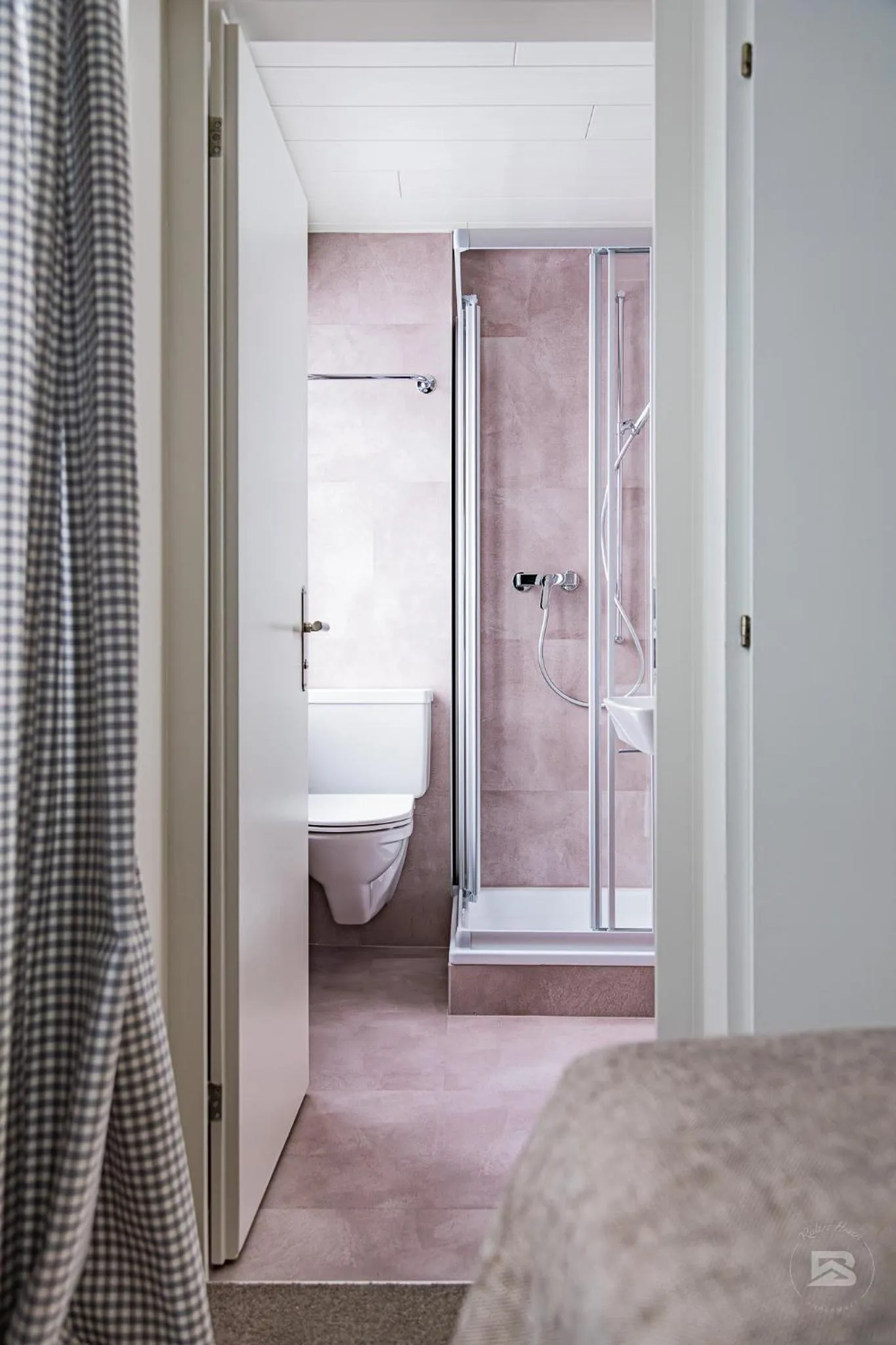 Bathroom, Bed in Hotel Bergidyll - Riders Haven