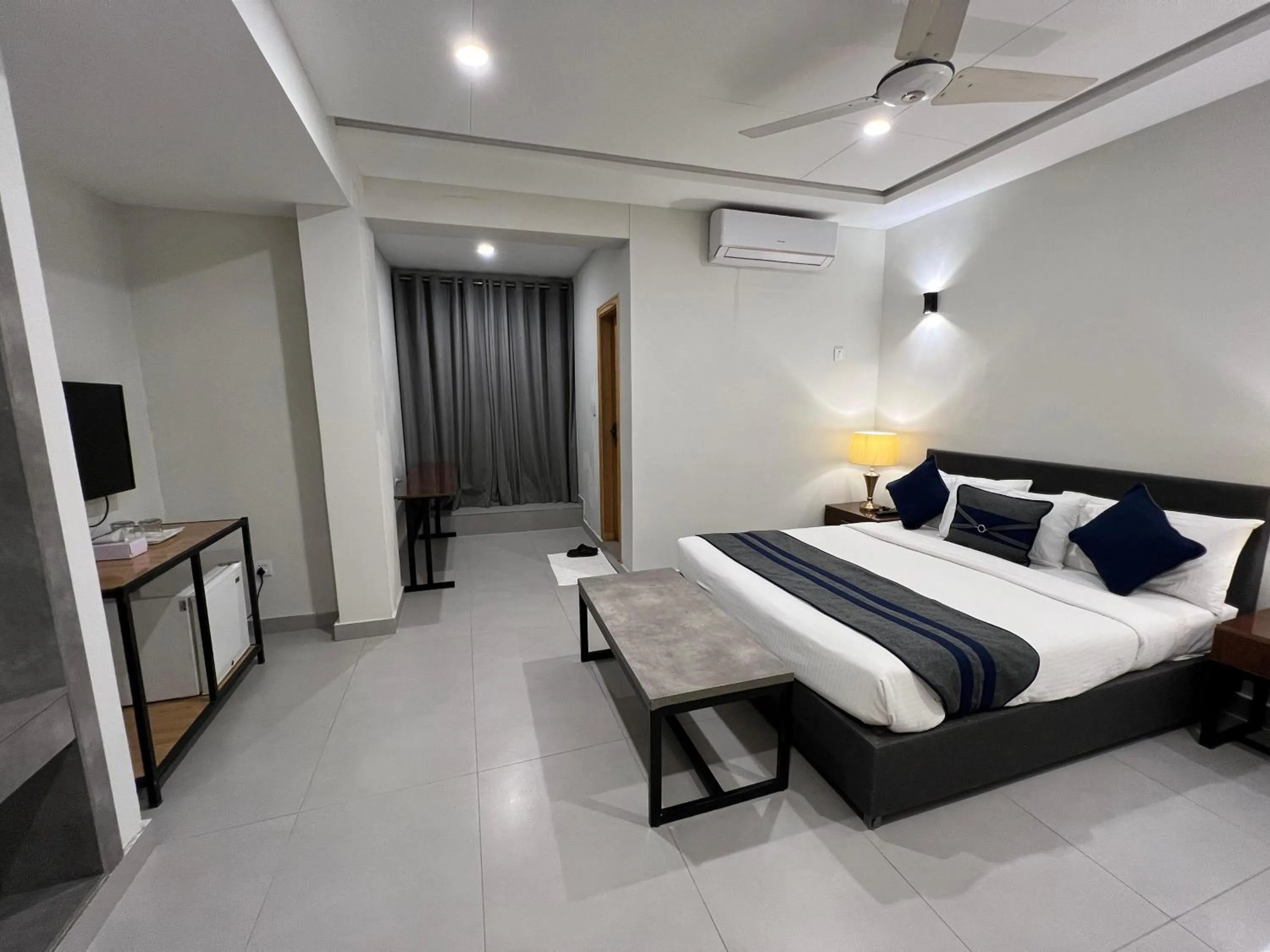 Breakfast, Bed in The Garden Hotel