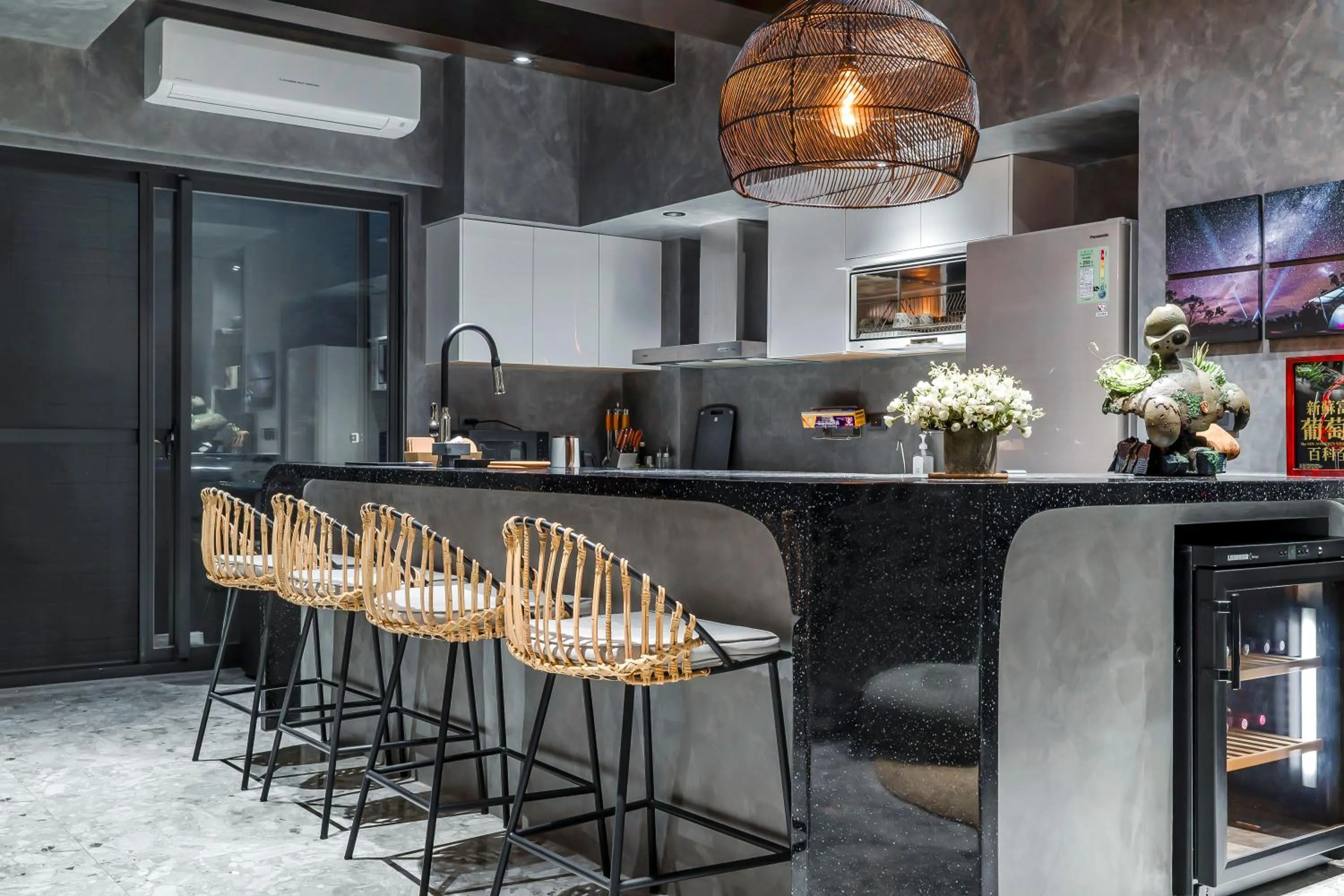 Kitchen or kitchenette in Rolling hills