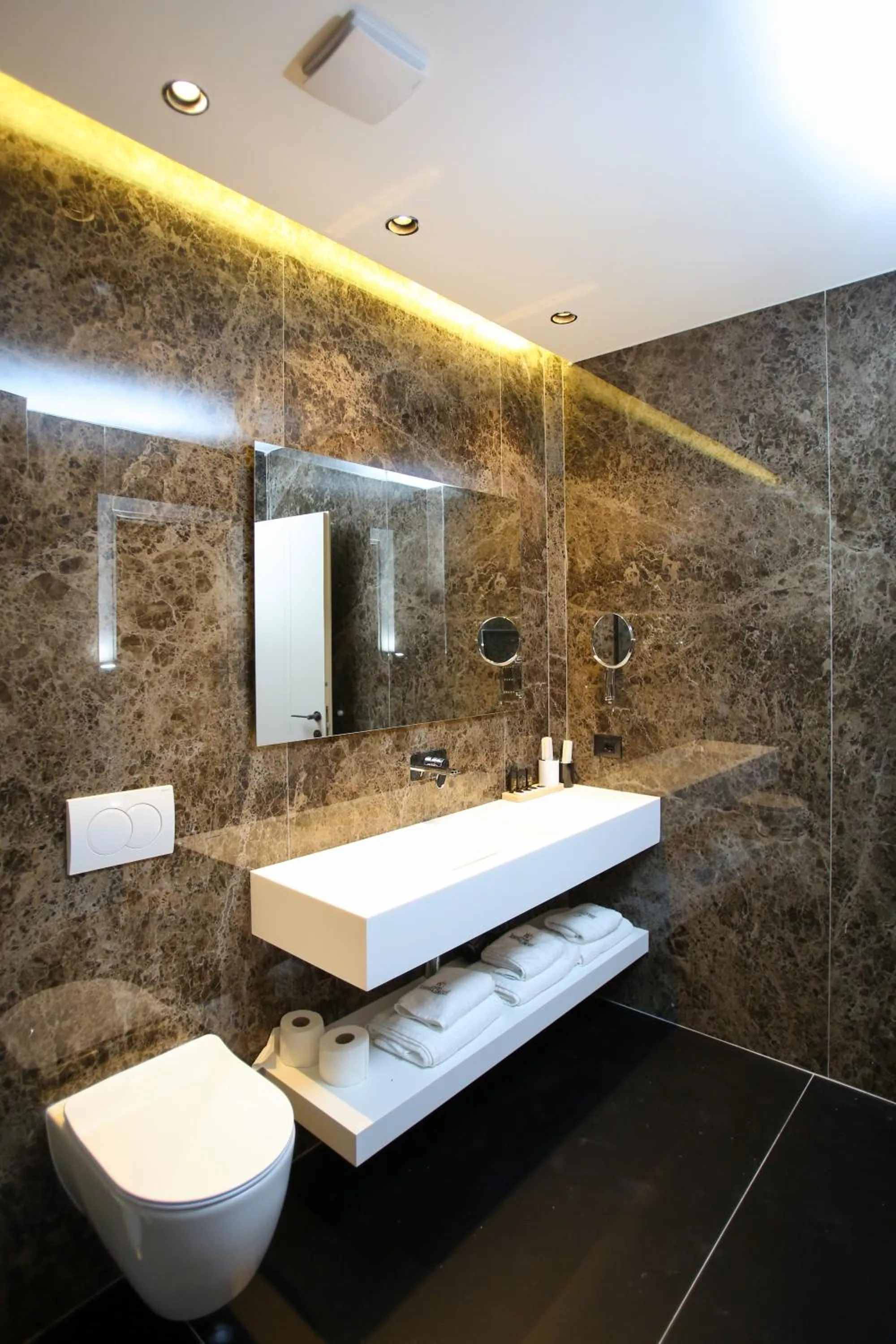 Toilet in Regina Palm Resort