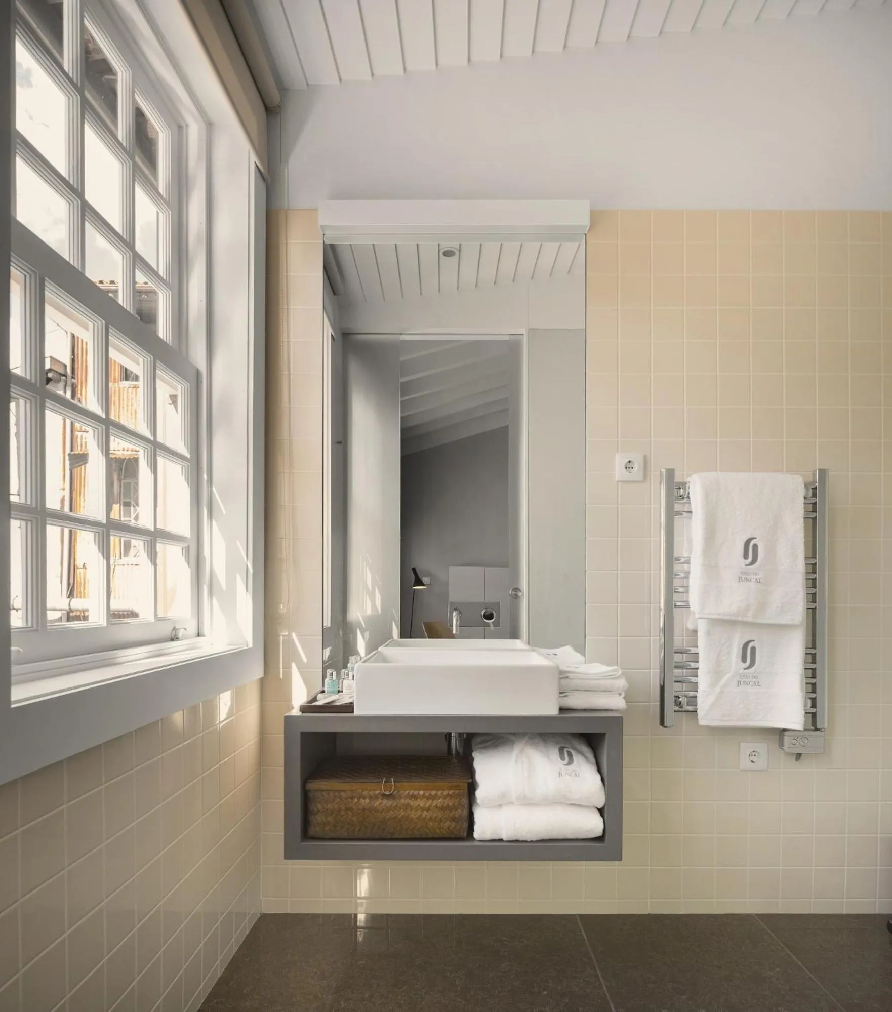 Bathroom, Bed in Casa do Juncal