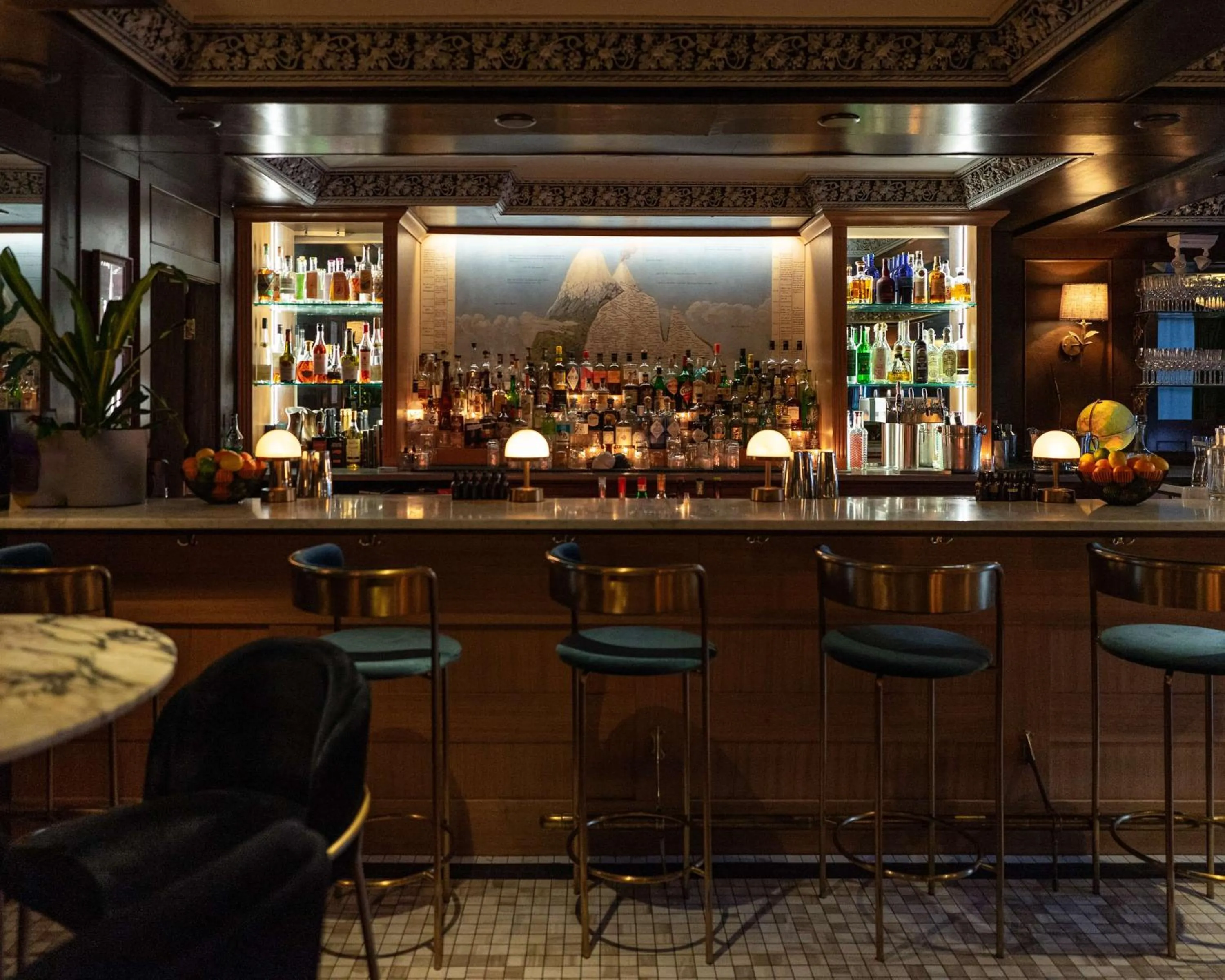 Lounge or bar in DoubleTree by Hilton Hotel & Suites Victoria