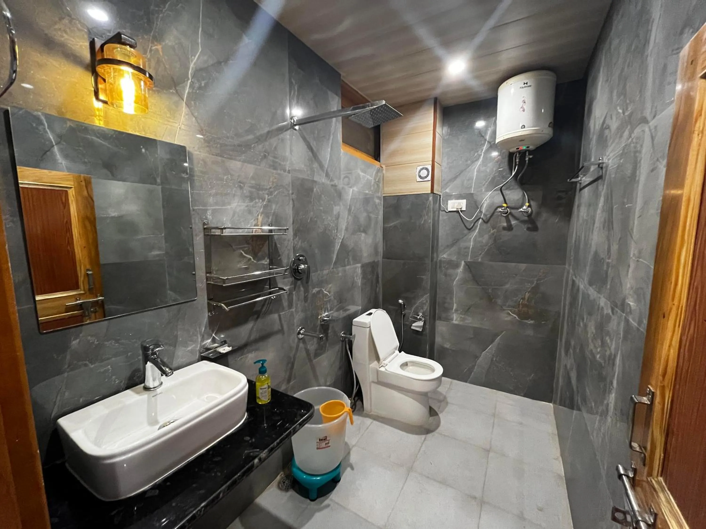 Bathroom in Hotel Mid Orchard Kasol l River Side -Pure Veg Hotel