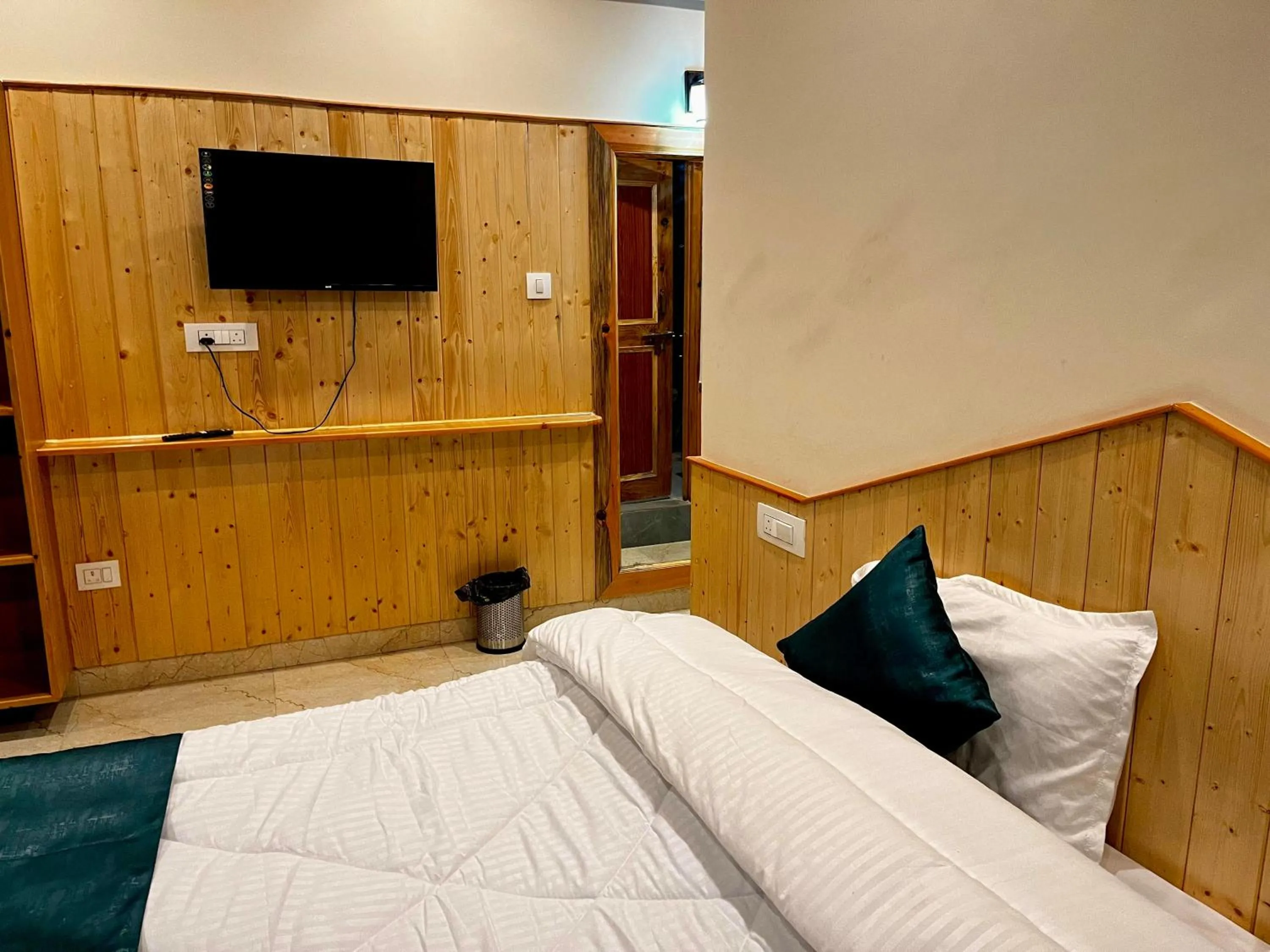 TV and multimedia, Bed in Hotel Mid Orchard Kasol l River Side -Pure Veg Hotel