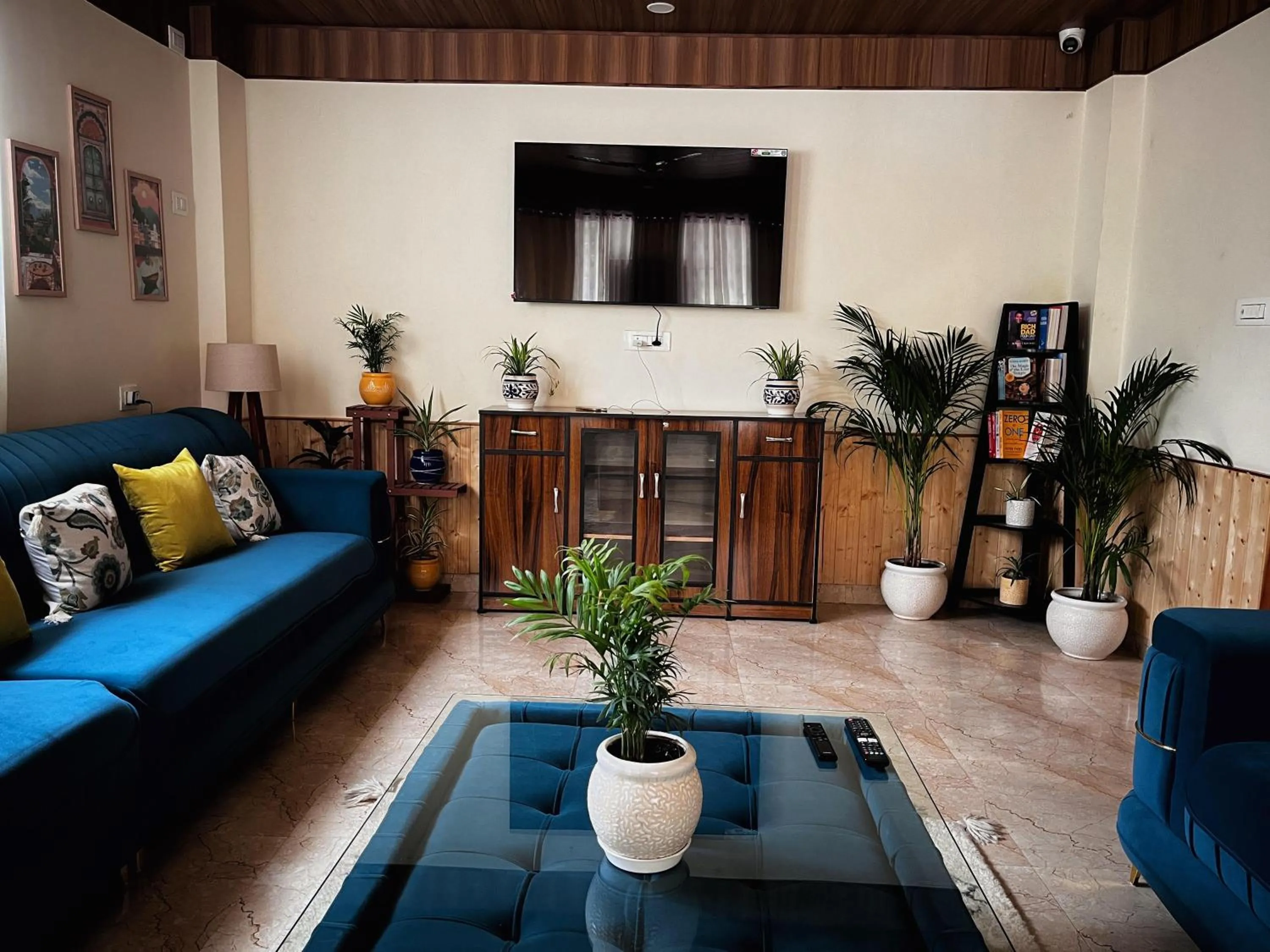 Communal lounge/ TV room in Hotel Mid Orchard Kasol l River Side -Pure Veg Hotel