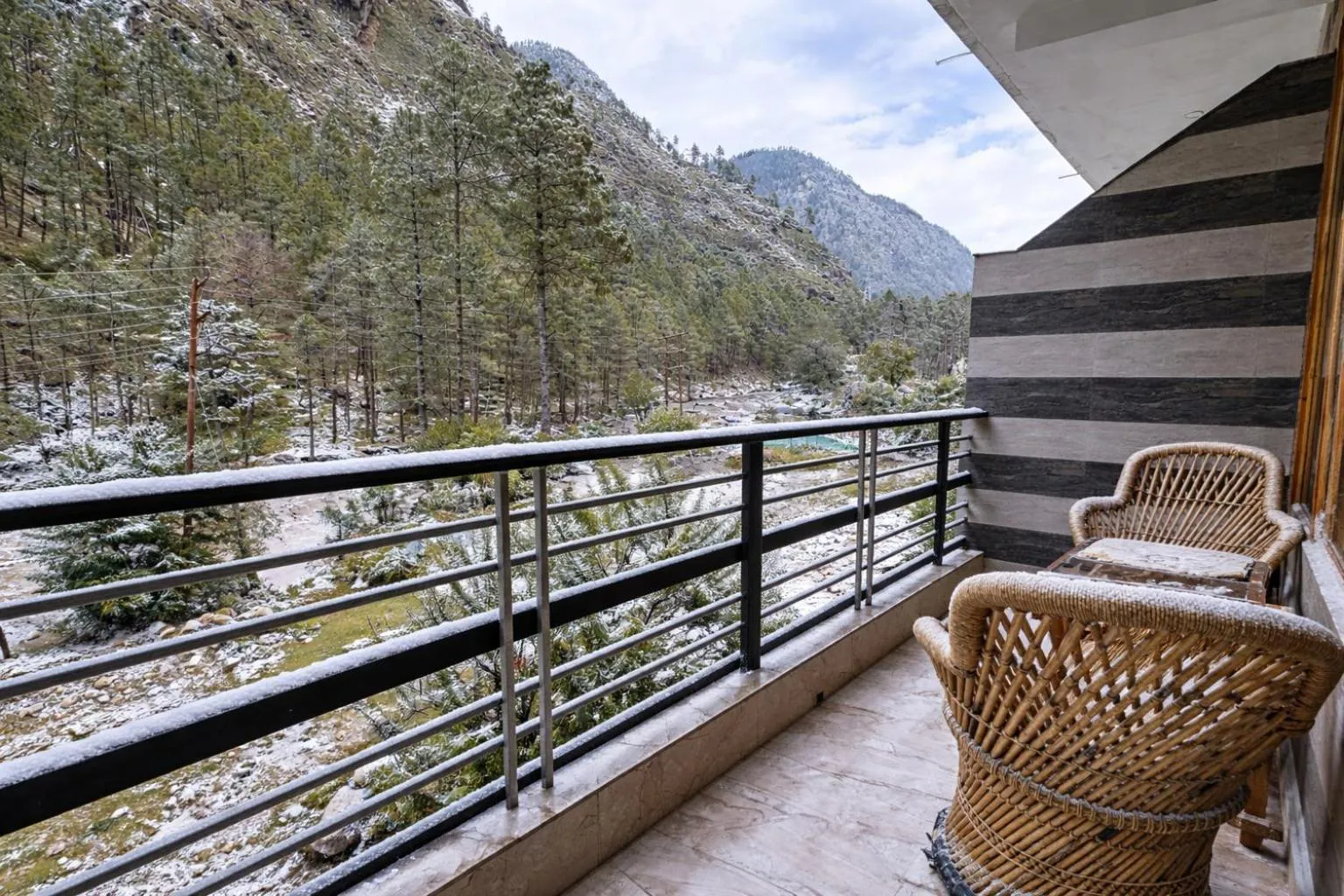 Day in Hotel Mid Orchard Kasol -River Side