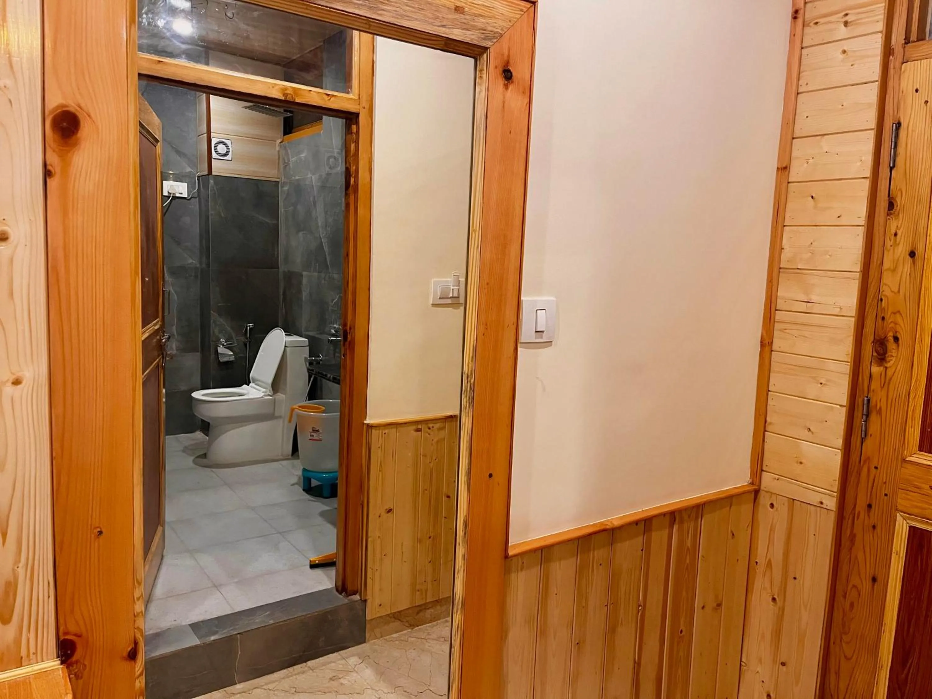Bathroom in Hotel Mid Orchard Kasol l River Side -Pure Veg Hotel