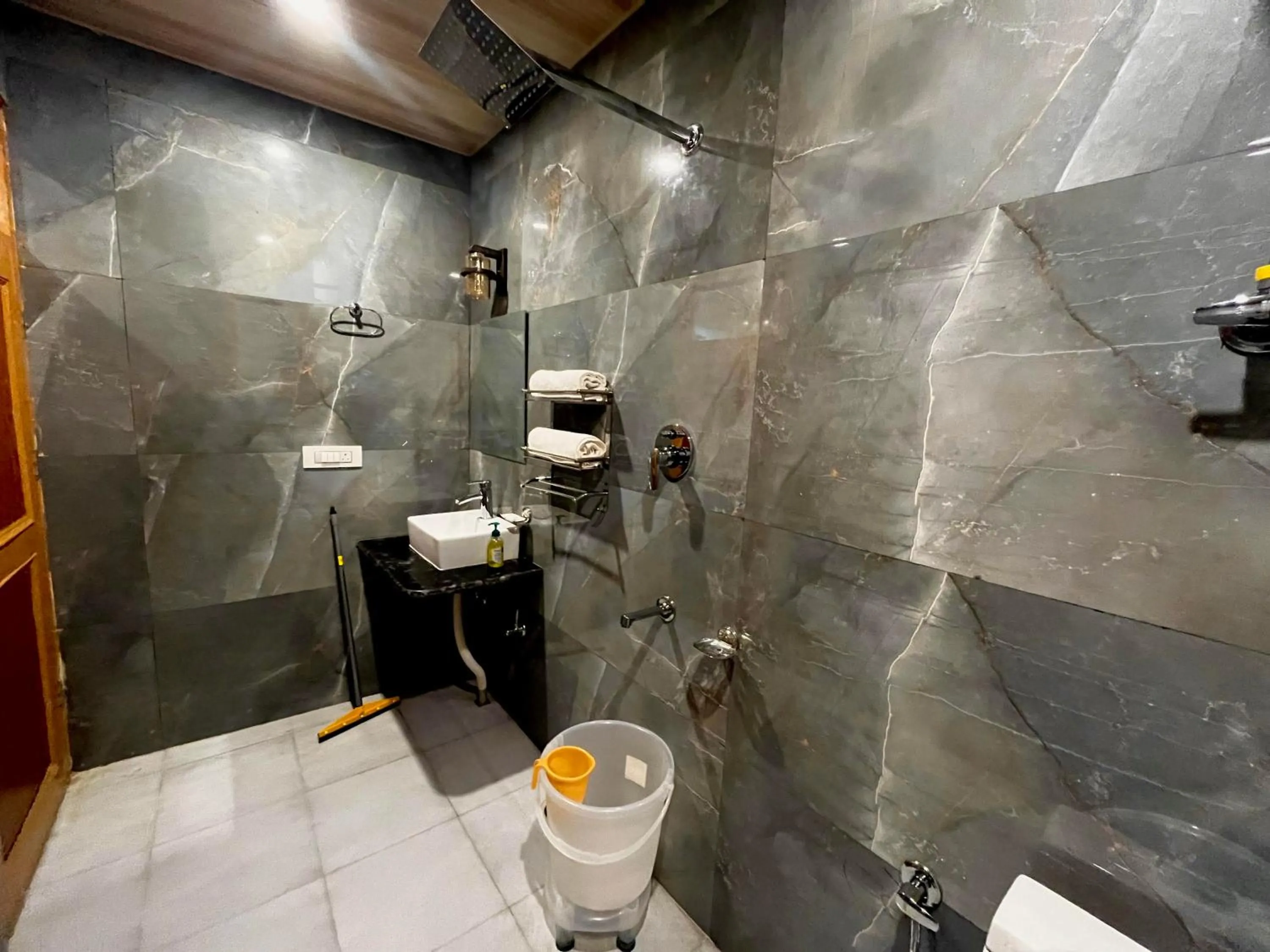 Bathroom in Hotel Mid Orchard Kasol l River Side -Pure Veg Hotel