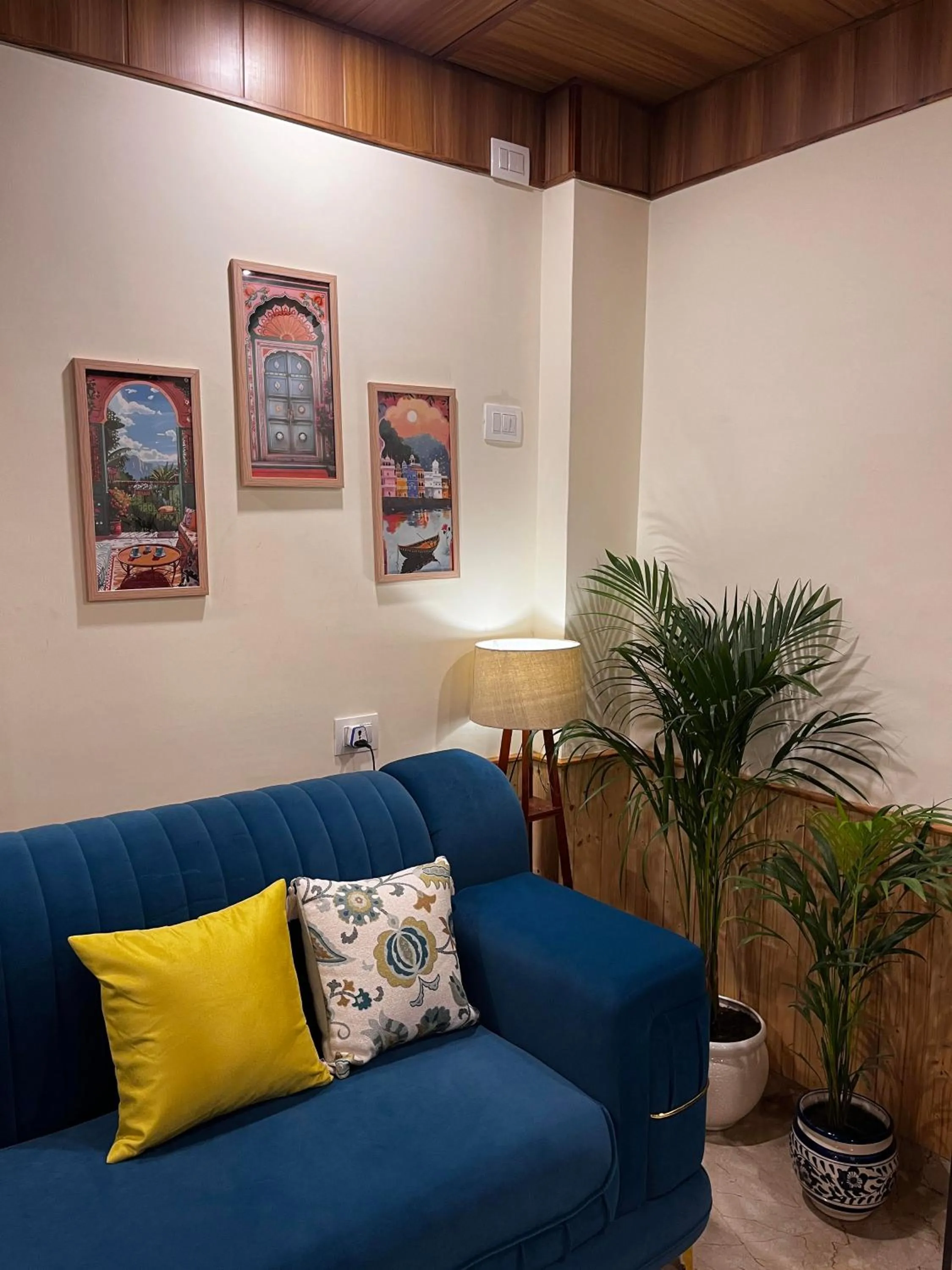 Communal lounge/ TV room in Hotel Mid Orchard Kasol l River Side -Pure Veg Hotel