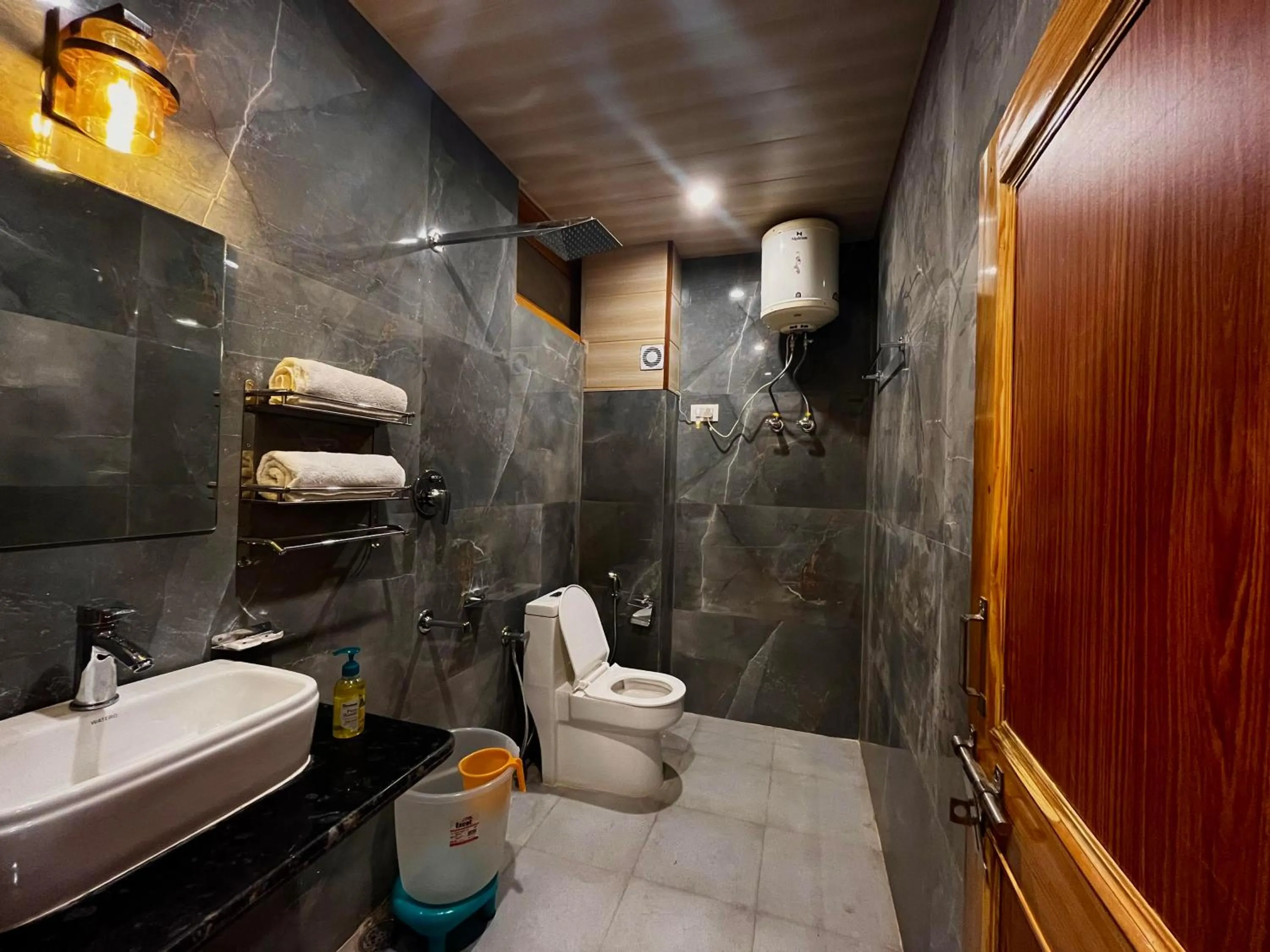 Bathroom in Hotel Mid Orchard Kasol l River Side -Pure Veg Hotel