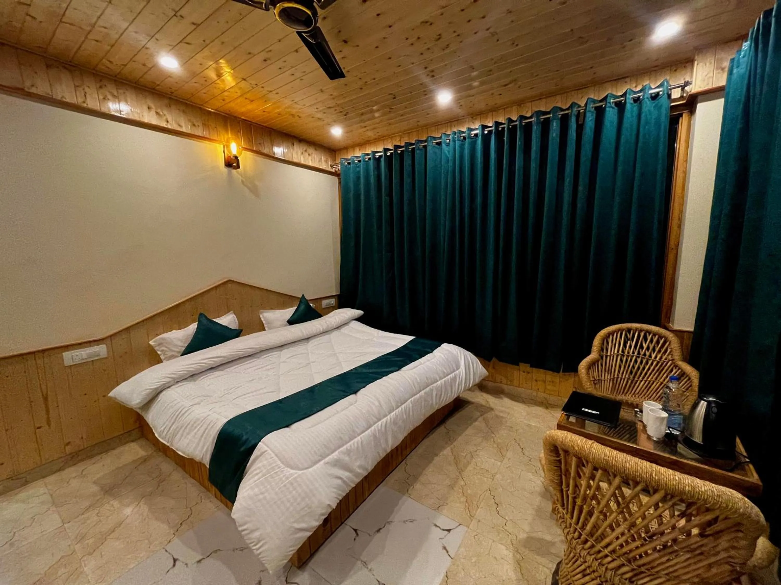 Bed in Hotel Mid Orchard Kasol l River Side -Pure Veg Hotel