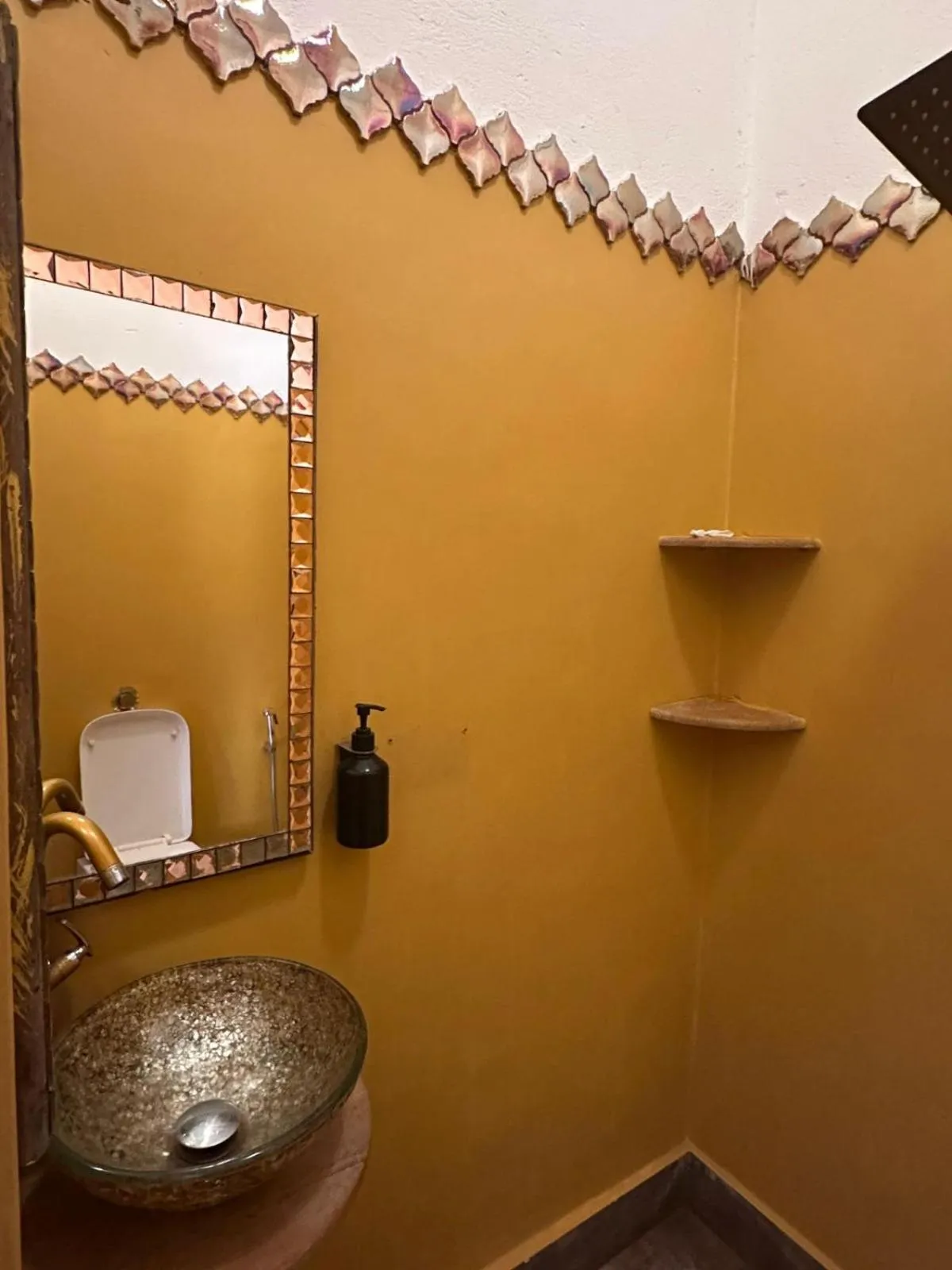 Vibes Inn Singing Tree