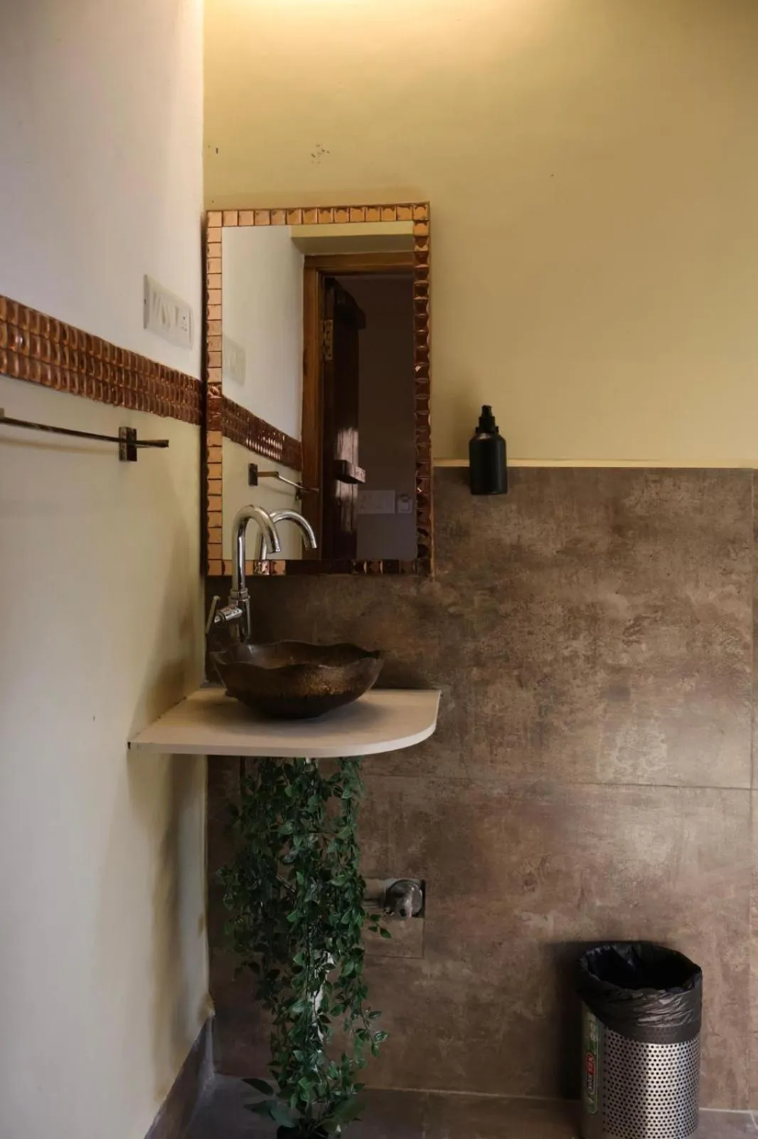 Vibes Inn Singing Tree