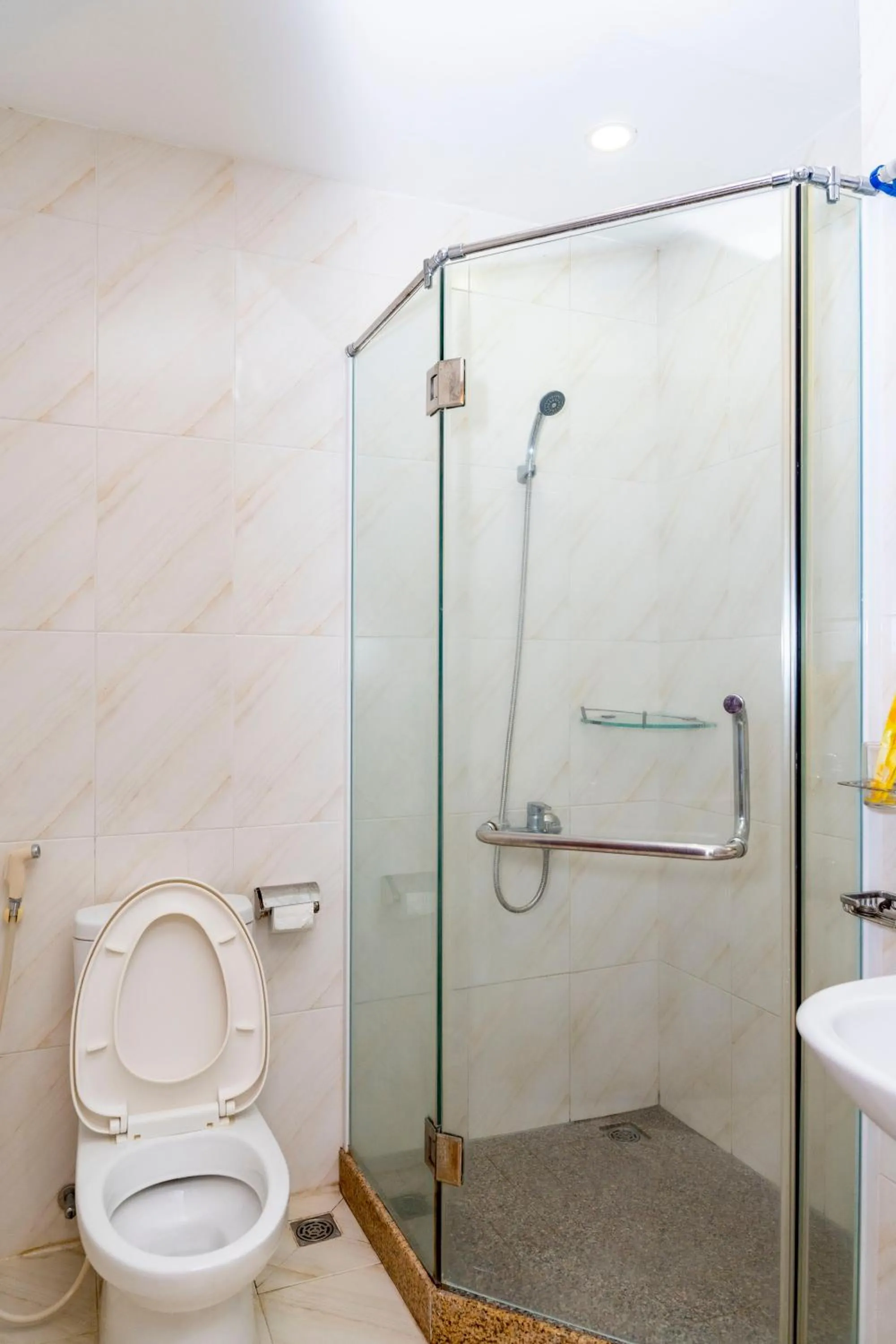 Shower in TNH Hotel Vung Tau