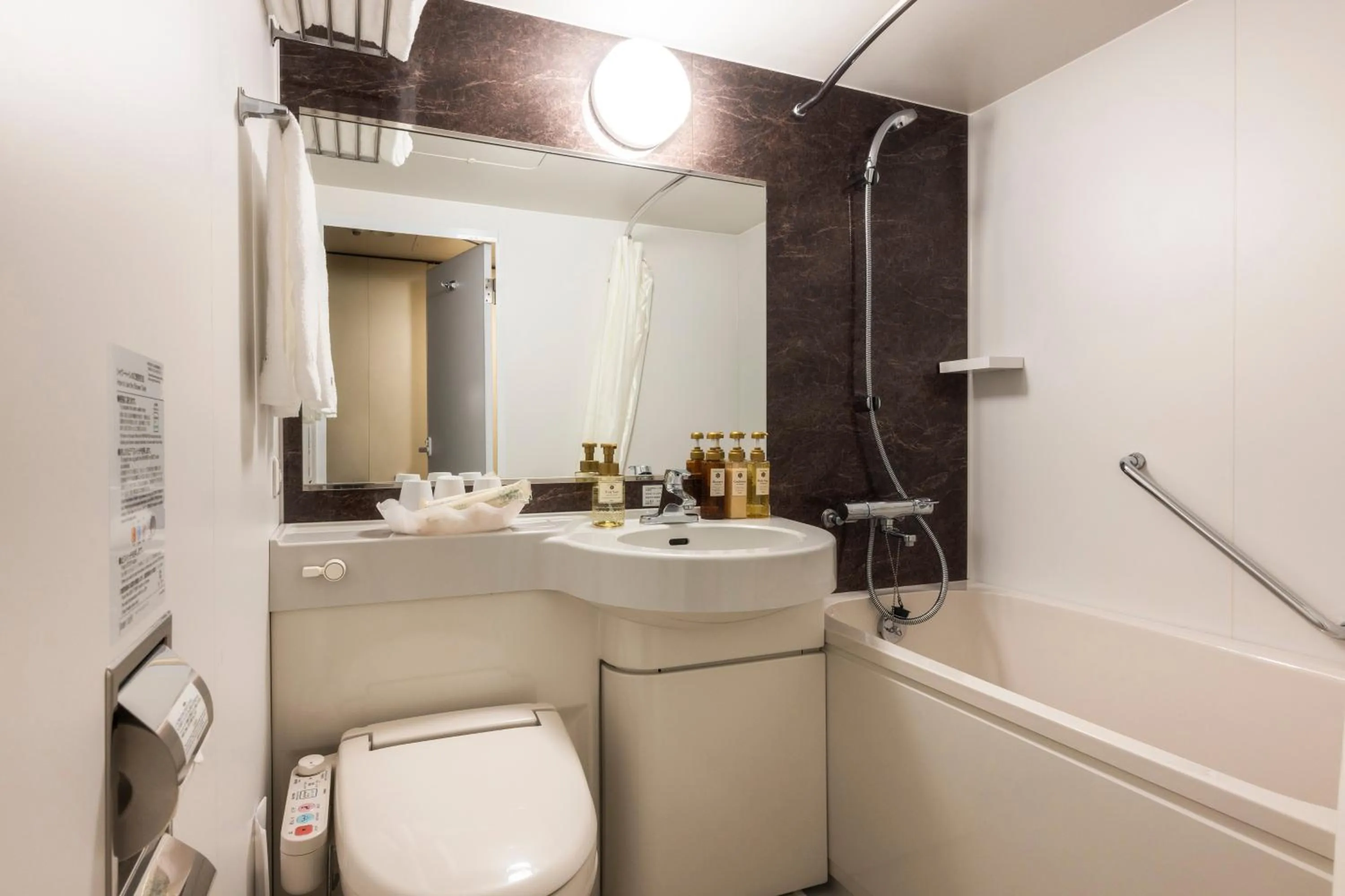 Bathroom in Shinjuku Washington Hotel Annex