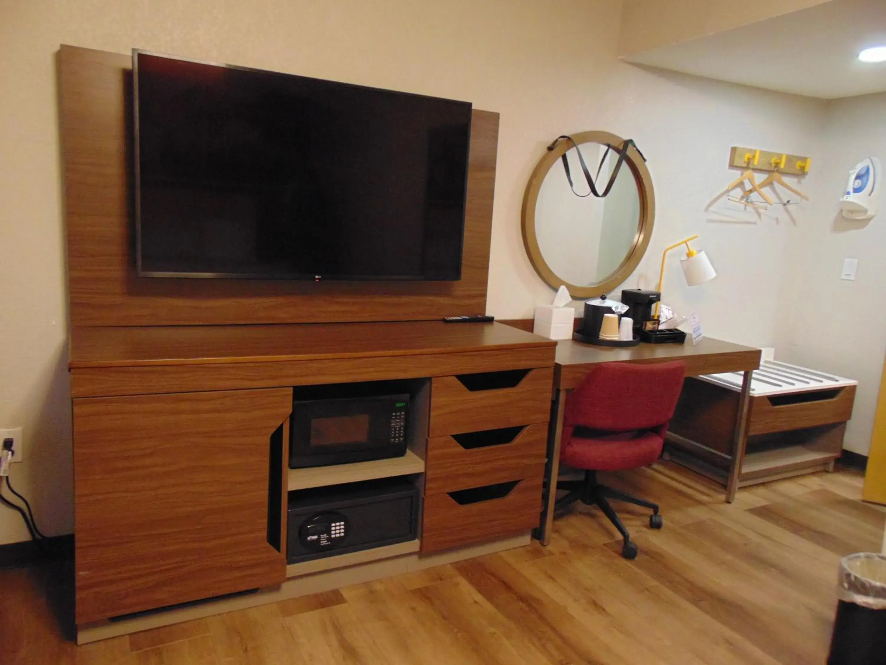 One Queen Accessible in THE GOLFERS INN One Queen Accessible in THE GOLFERS INN