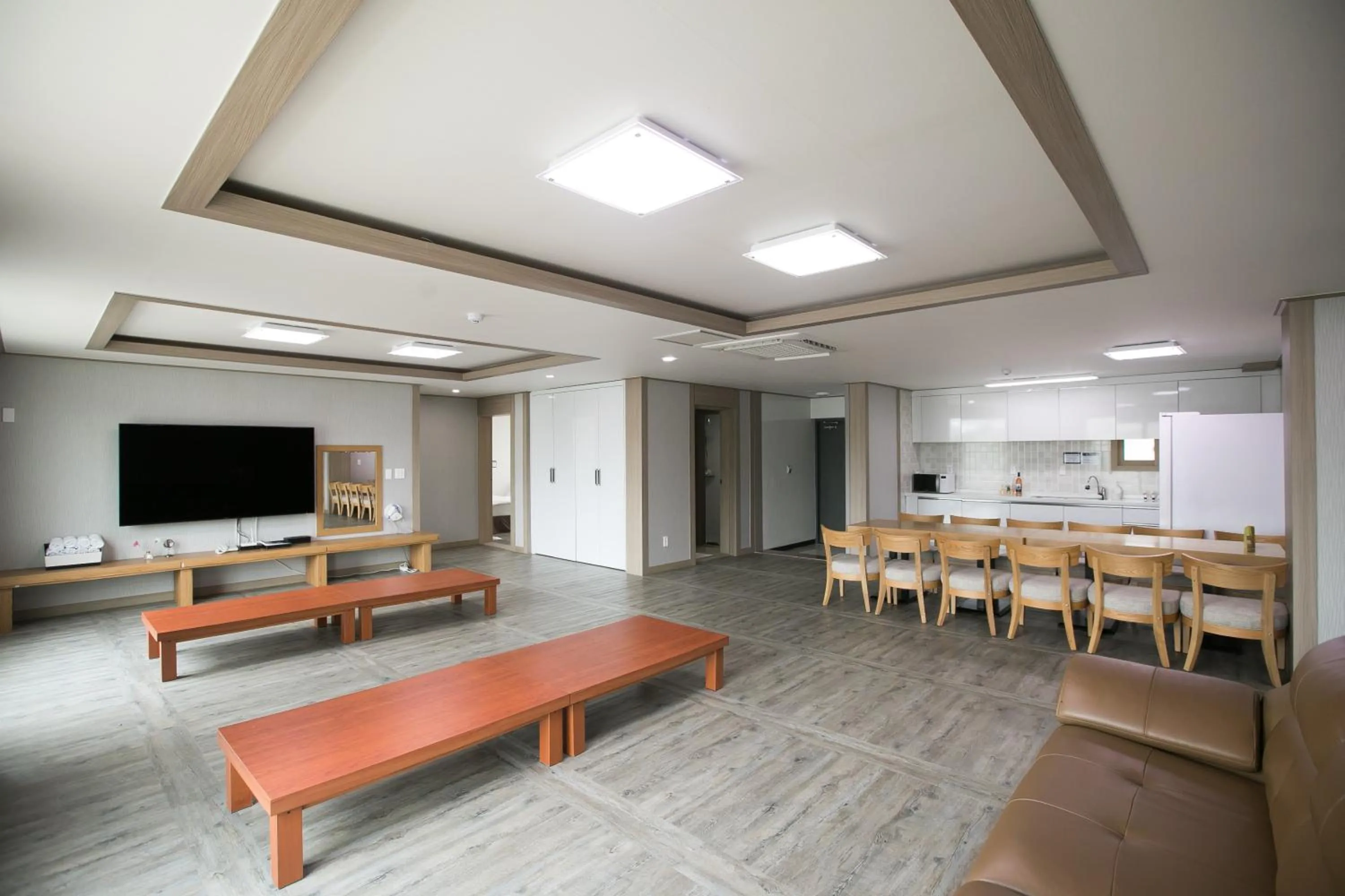 Kitchen or kitchenette, TV/Entertainment Center in Suandsu Resort