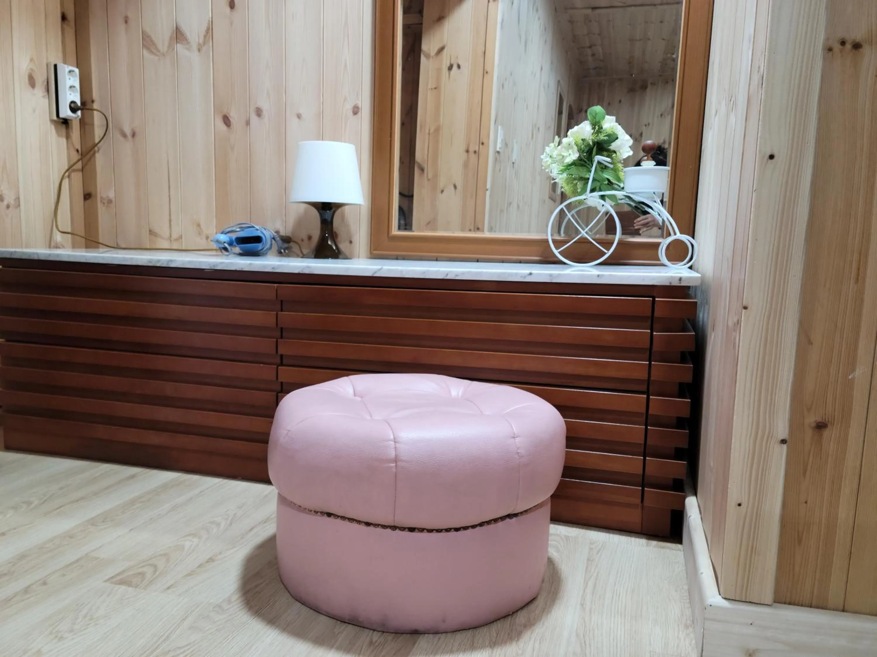 Photo of the whole room in Jeju Vision House