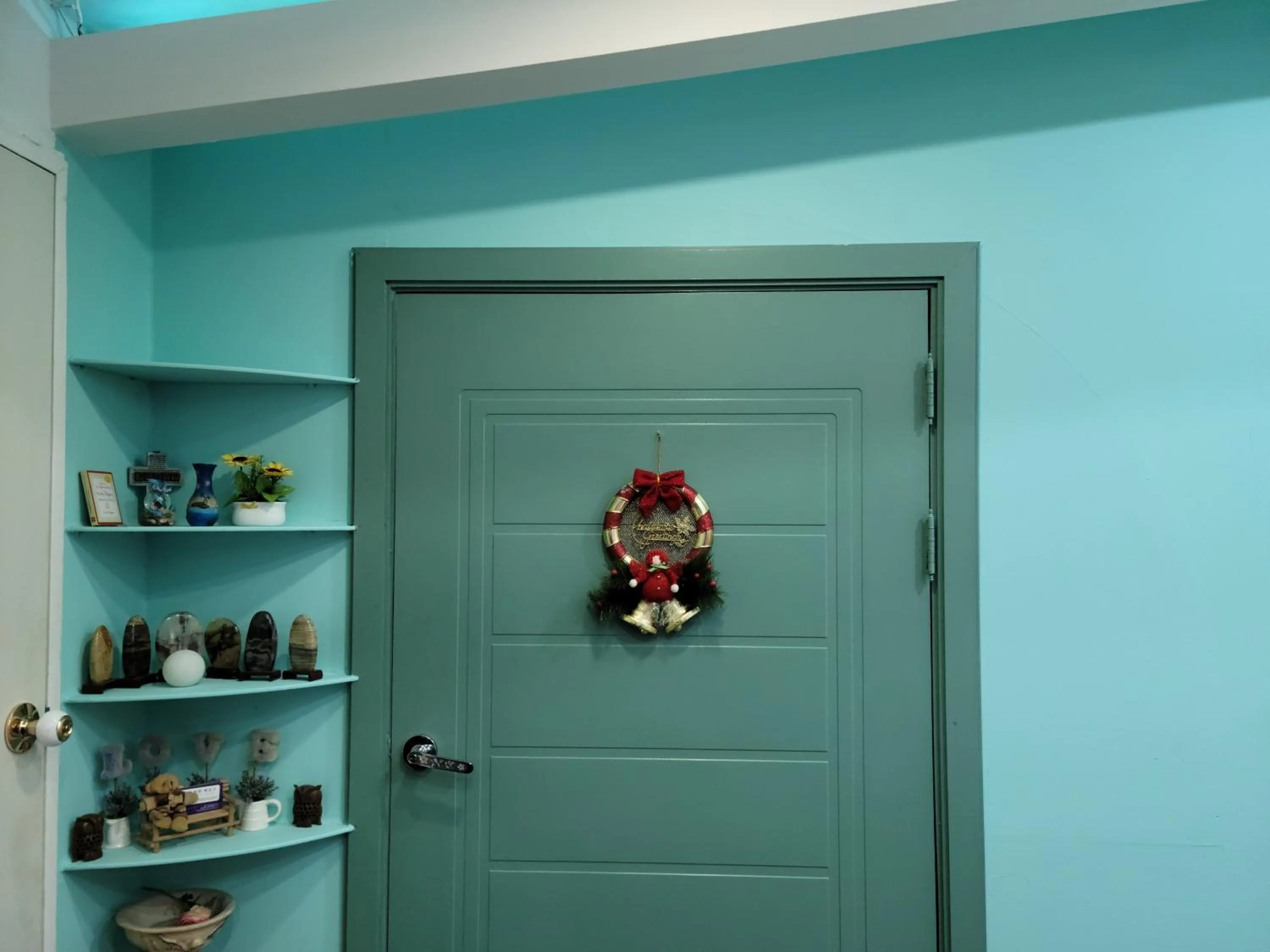 Photo of the whole room in Jeju Vision House