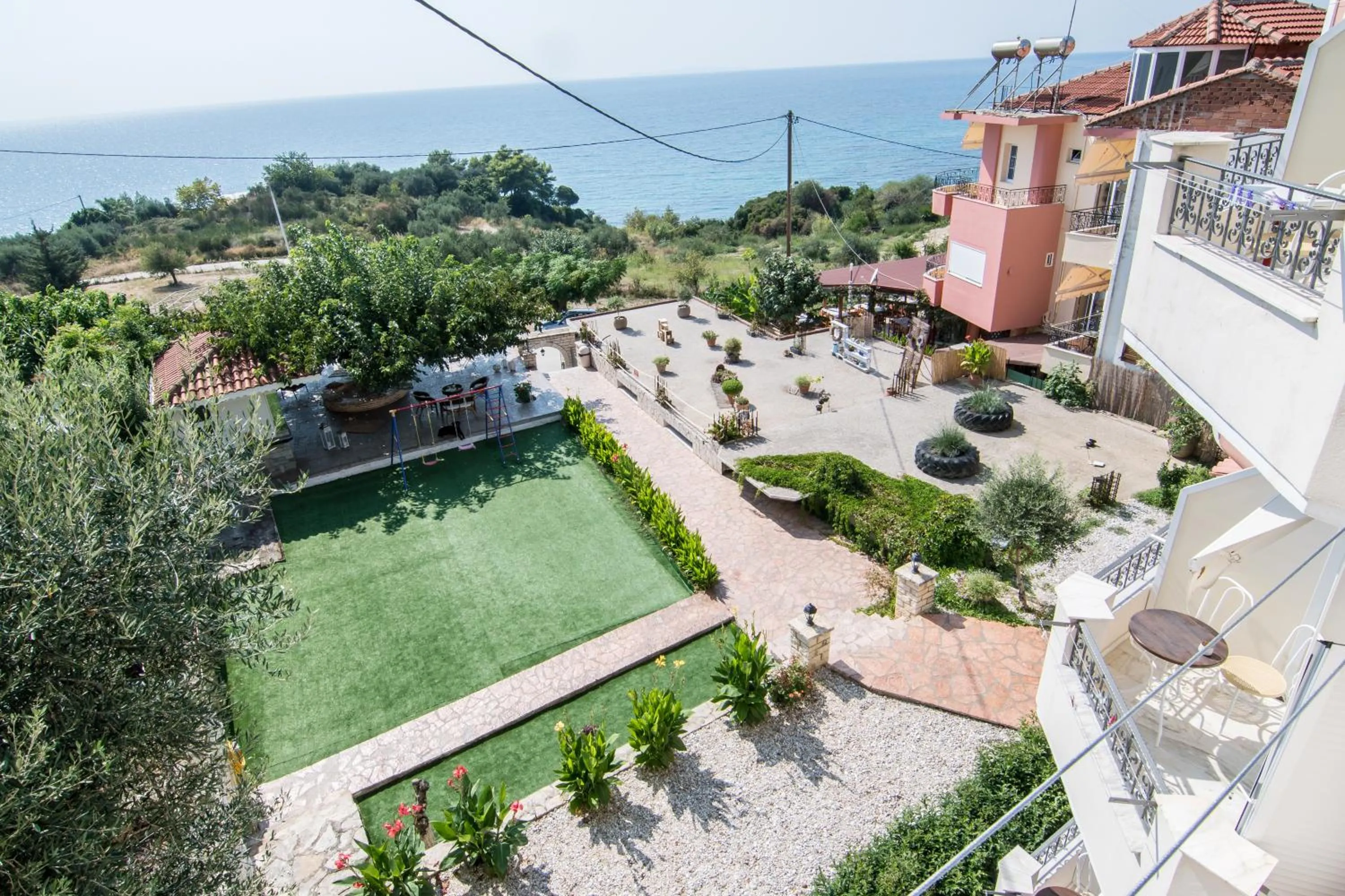 Garden view in Hotel Agios Thomas