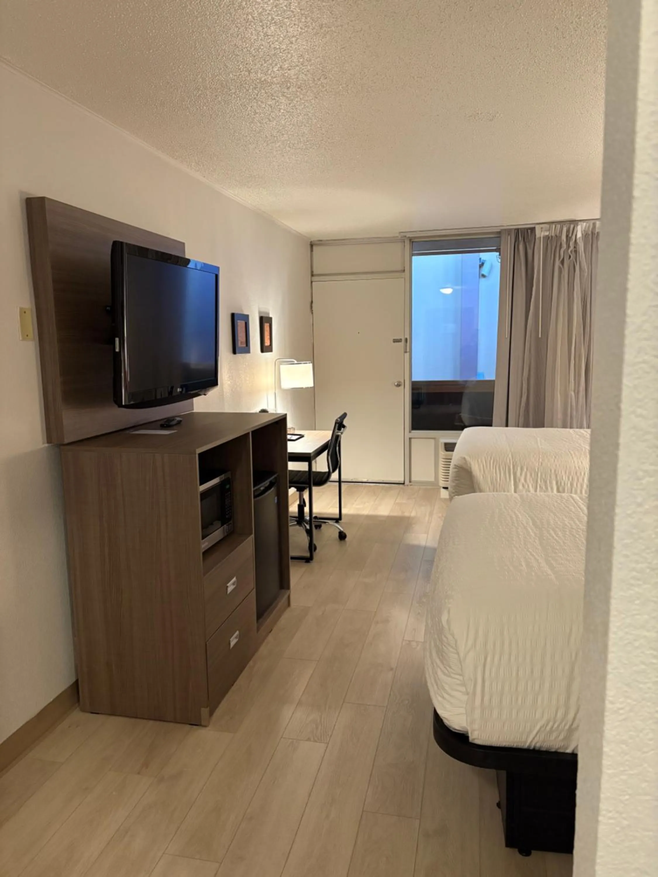 TV and multimedia, Bed in Clarion Inn & Suites and Convention Center