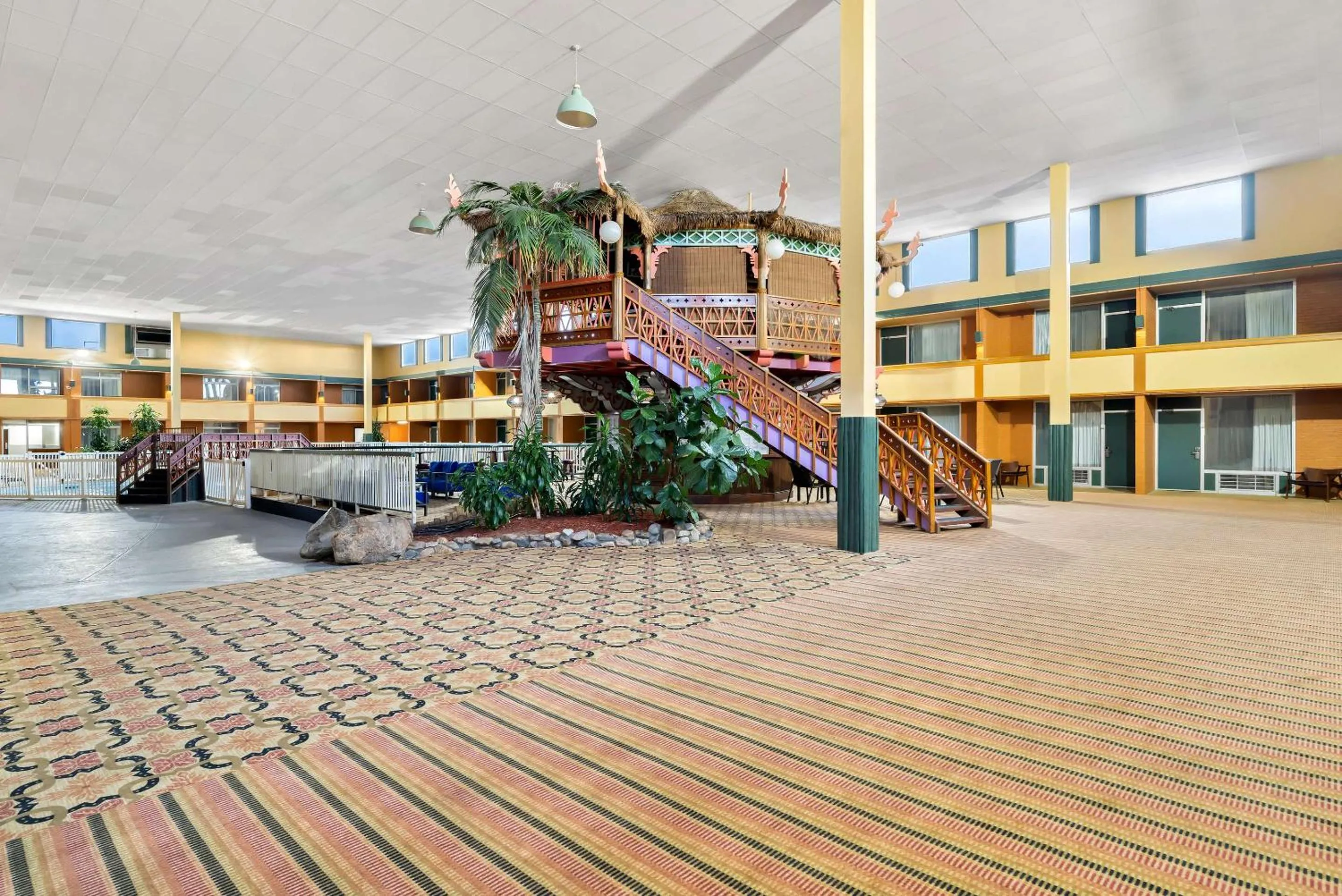 Lounge or bar in Clarion Inn & Suites and Convention Center