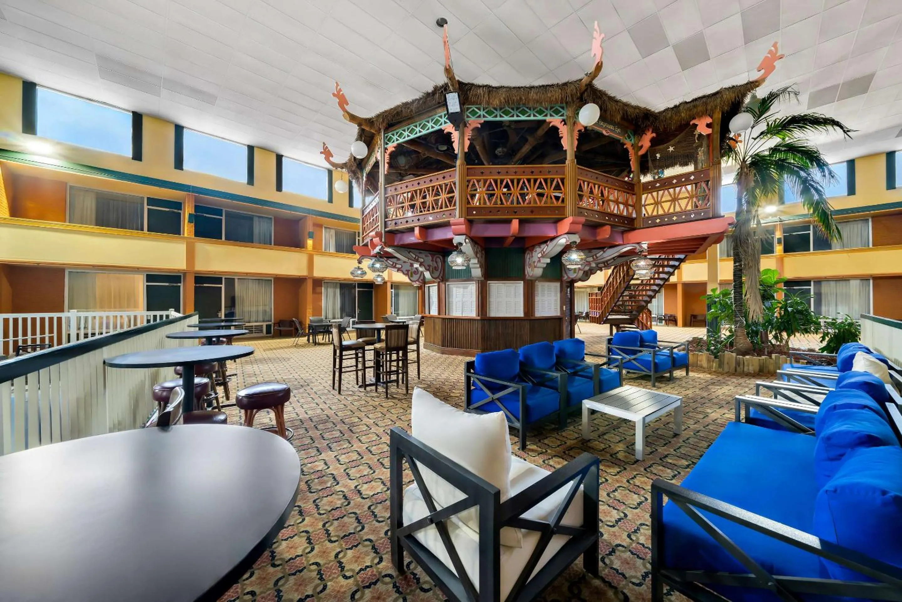 Lounge or bar in Clarion Inn & Suites and Convention Center