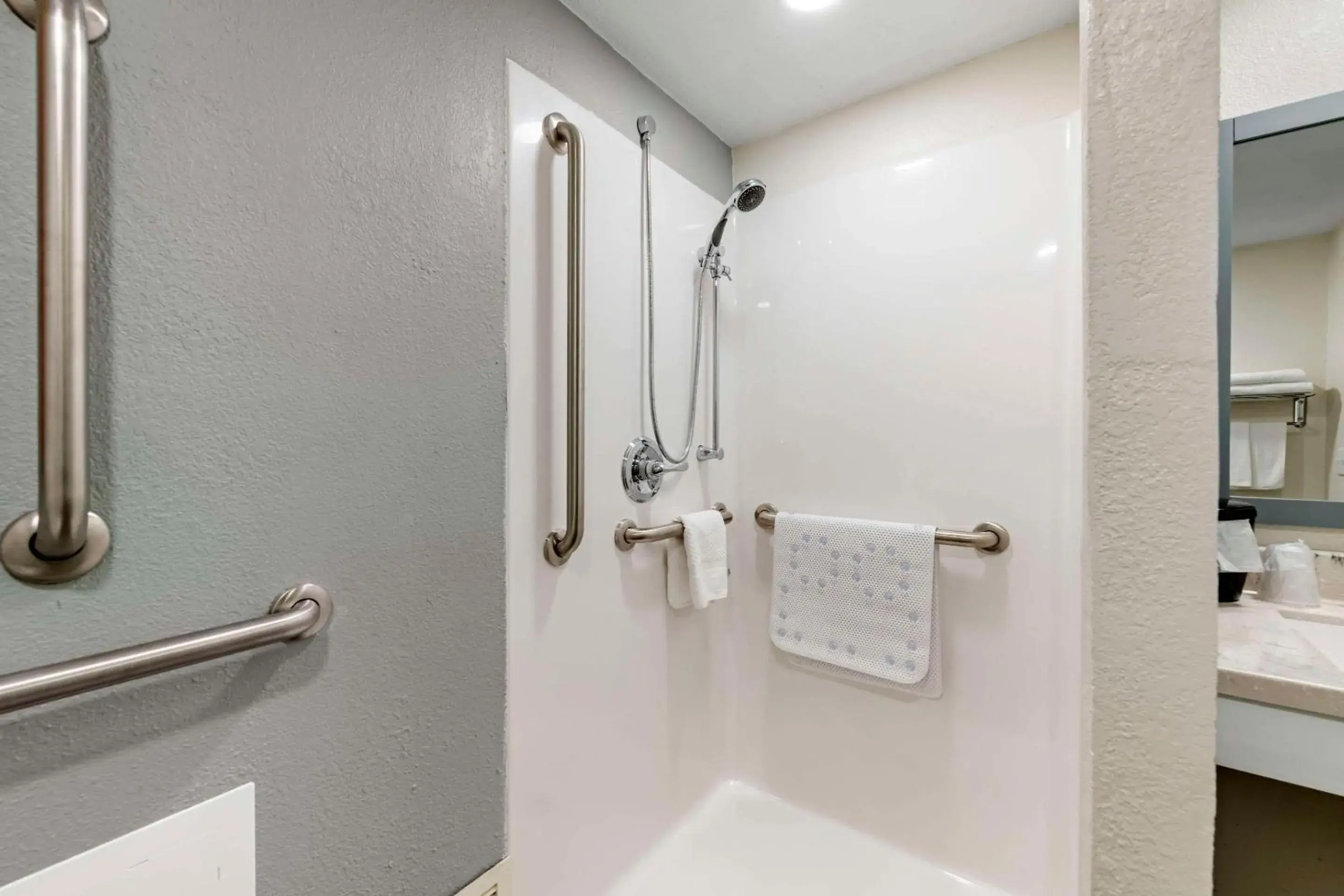 1 Queen Bed - Efficiency Suite/Disability Access - Non Smoking in MainStay Suites MSP Airport - Mall of America 1 Queen Bed - Efficiency Suite/Disability Access - Non Smoking in MainStay Suites MSP Airport - Mall of America