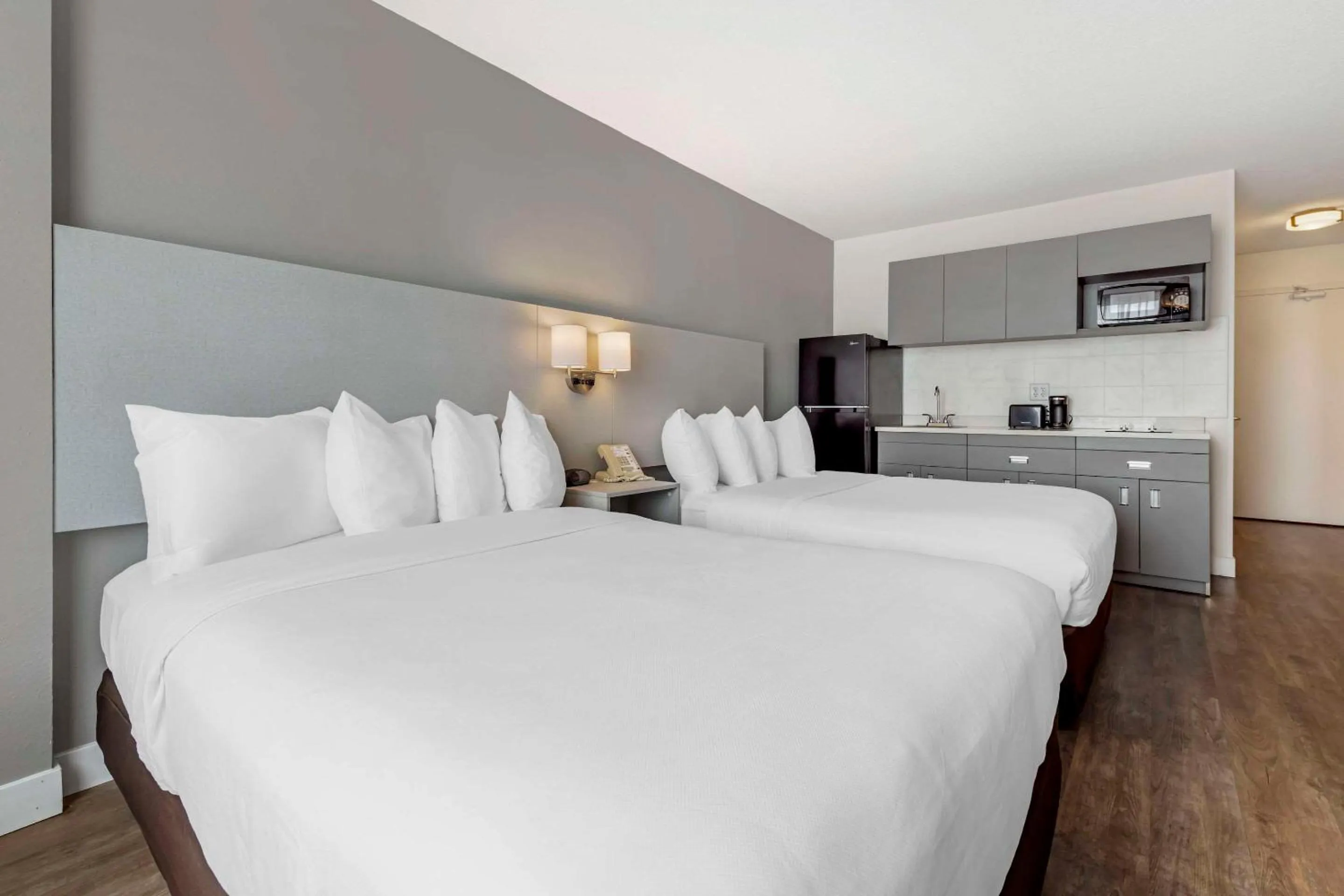 Bedroom, Bed in MainStay Suites MSP Airport - Mall of America