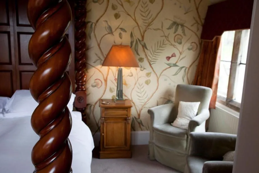 Seating area, Bed in Amberley Inn