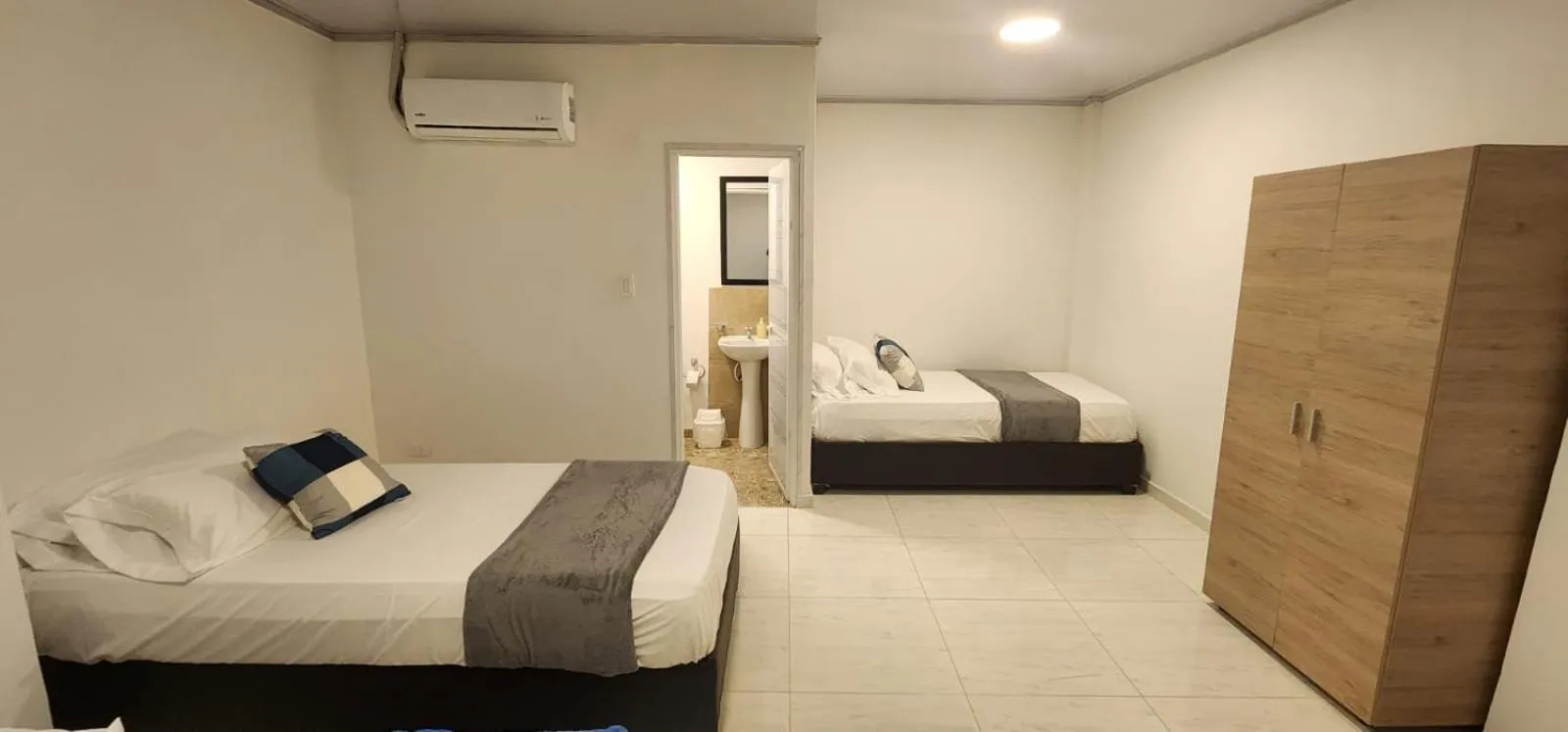 Photo of the whole room, Bed in Edificio Regata INN