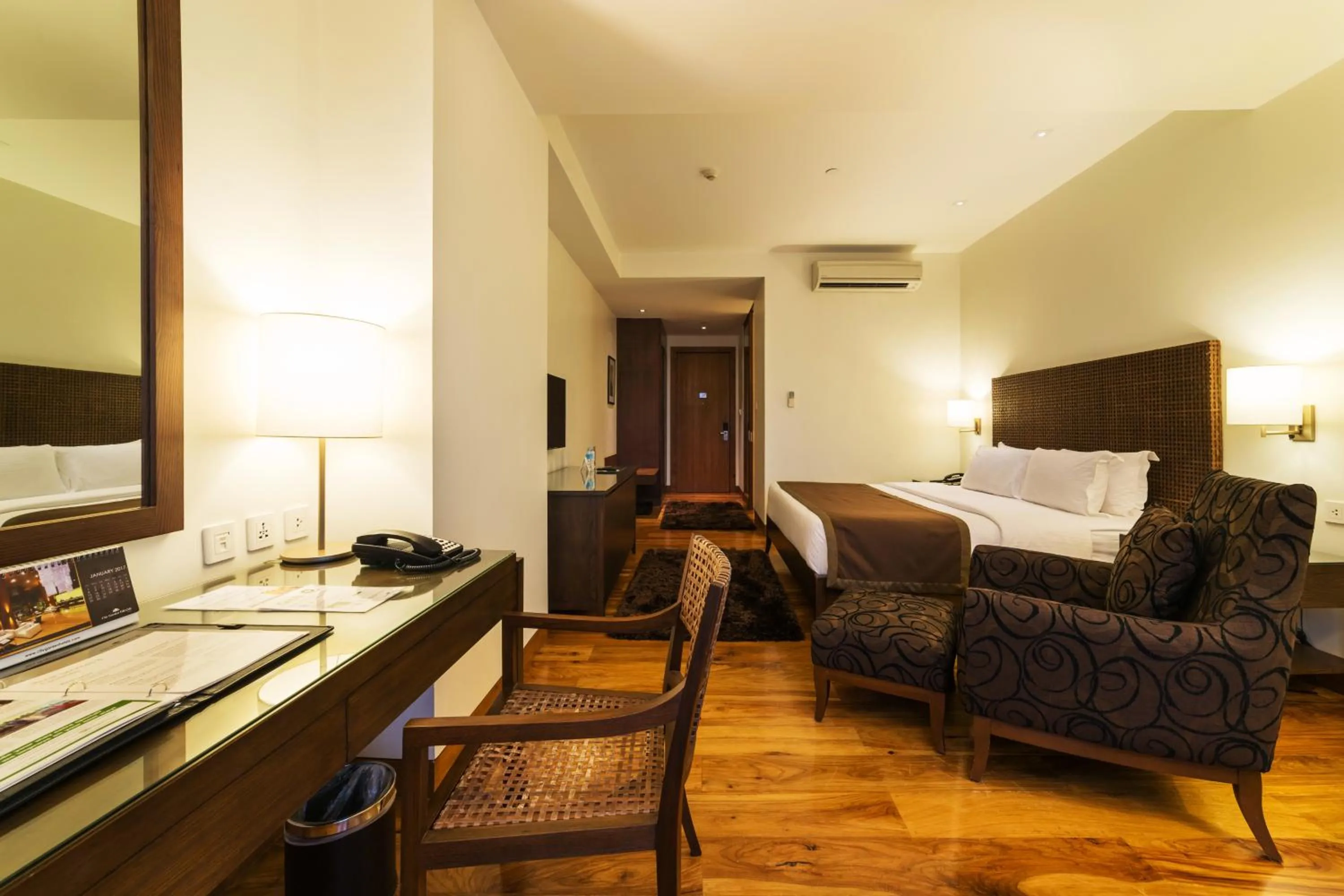 Bed in City Garden Grand Hotel