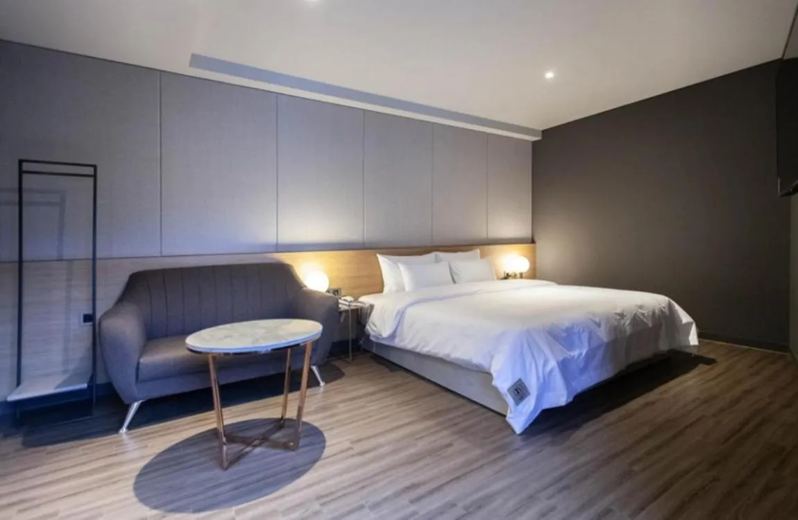 Bed in Brown Dot Hotel Hadan