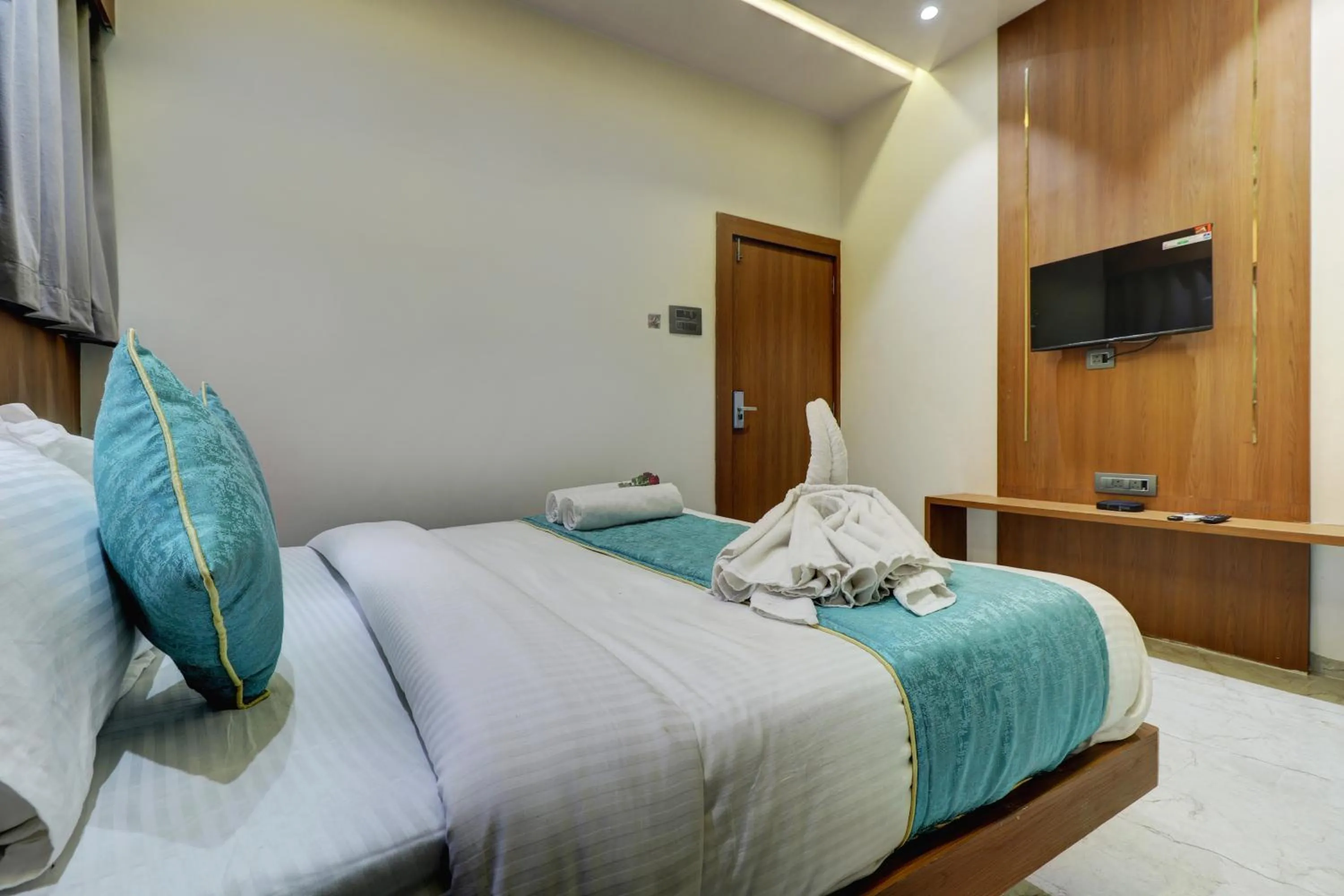 Communal lounge/ TV room, Bed in Radhe Residency