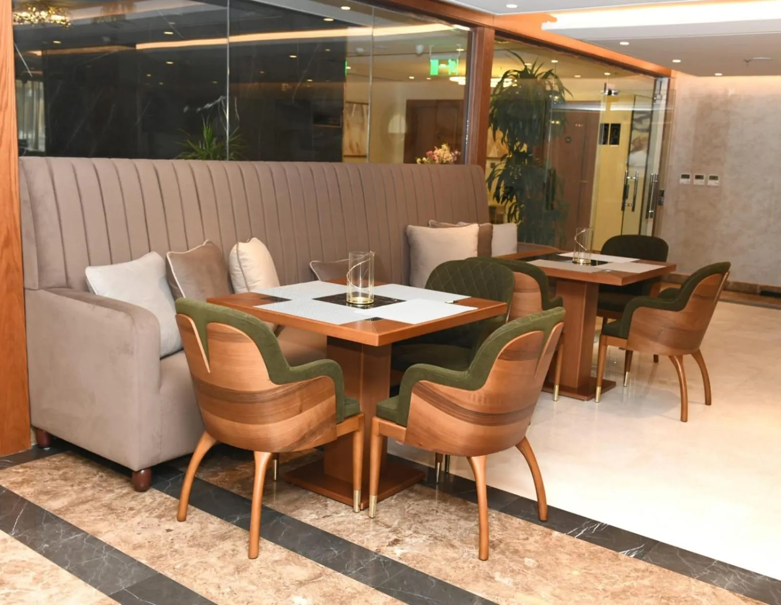 Restaurant/places to eat in Renee Hotel