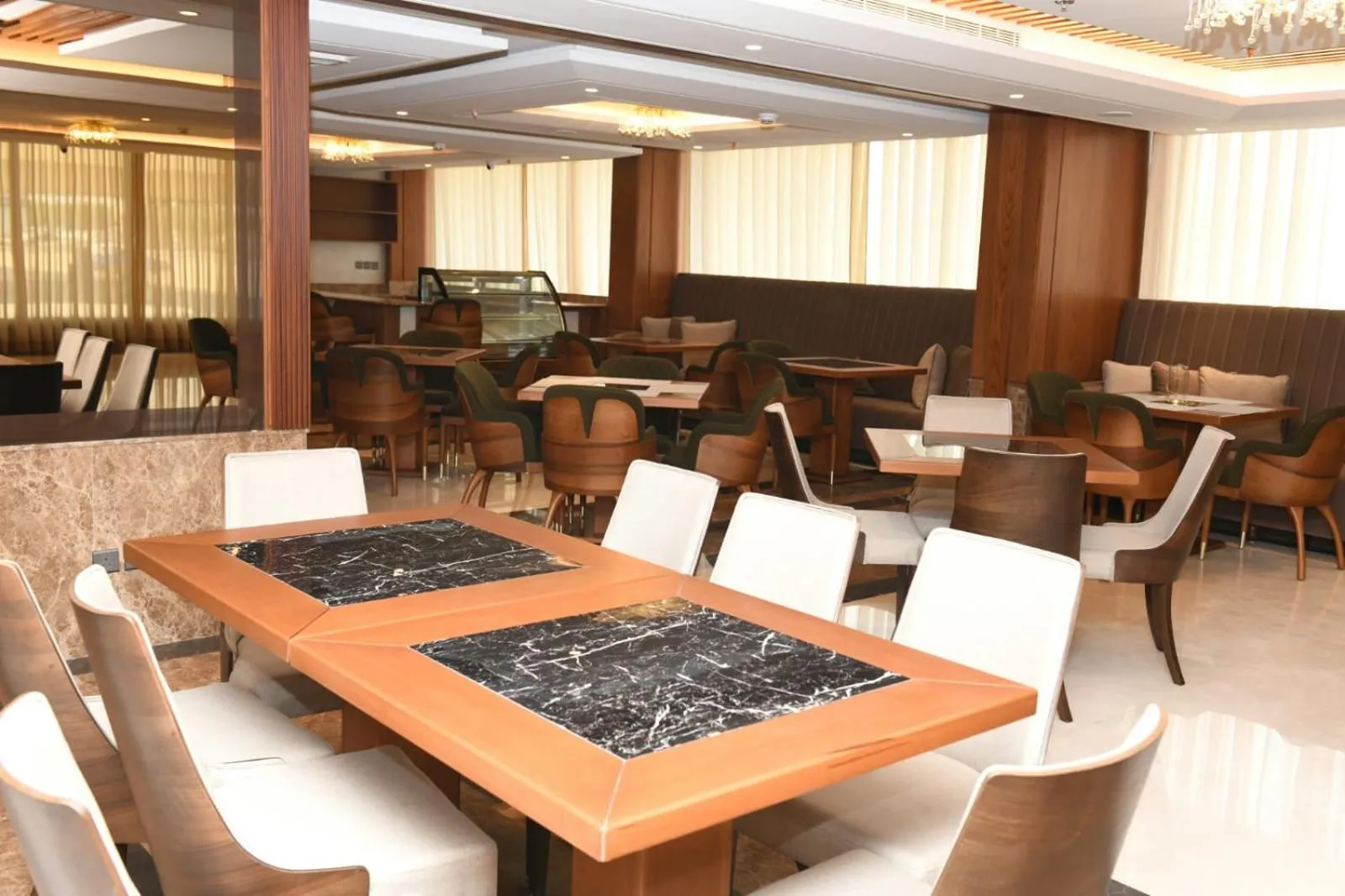 Restaurant/places to eat in Renee Hotel