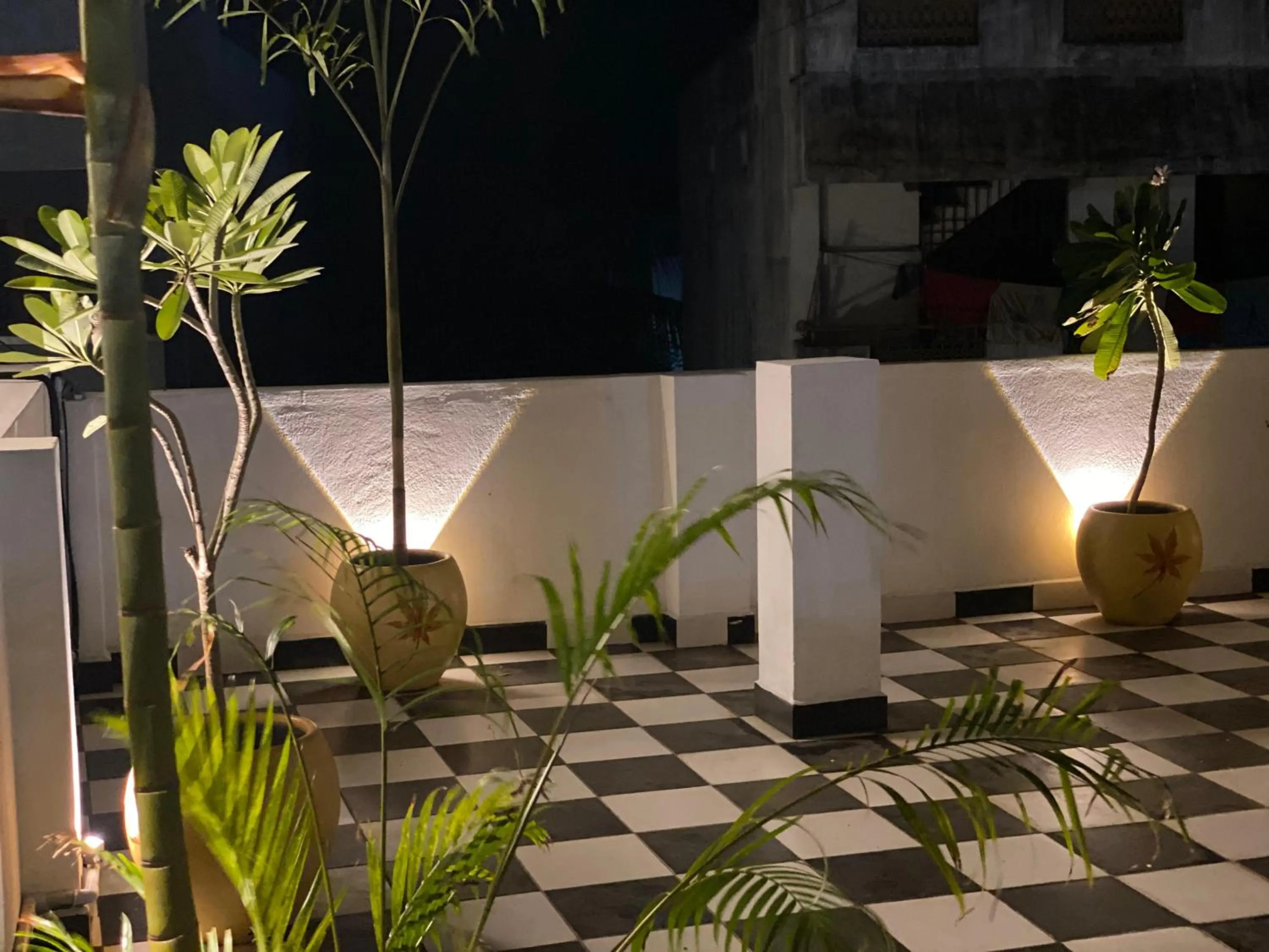 Night in Le Poshe Luxury - TIE