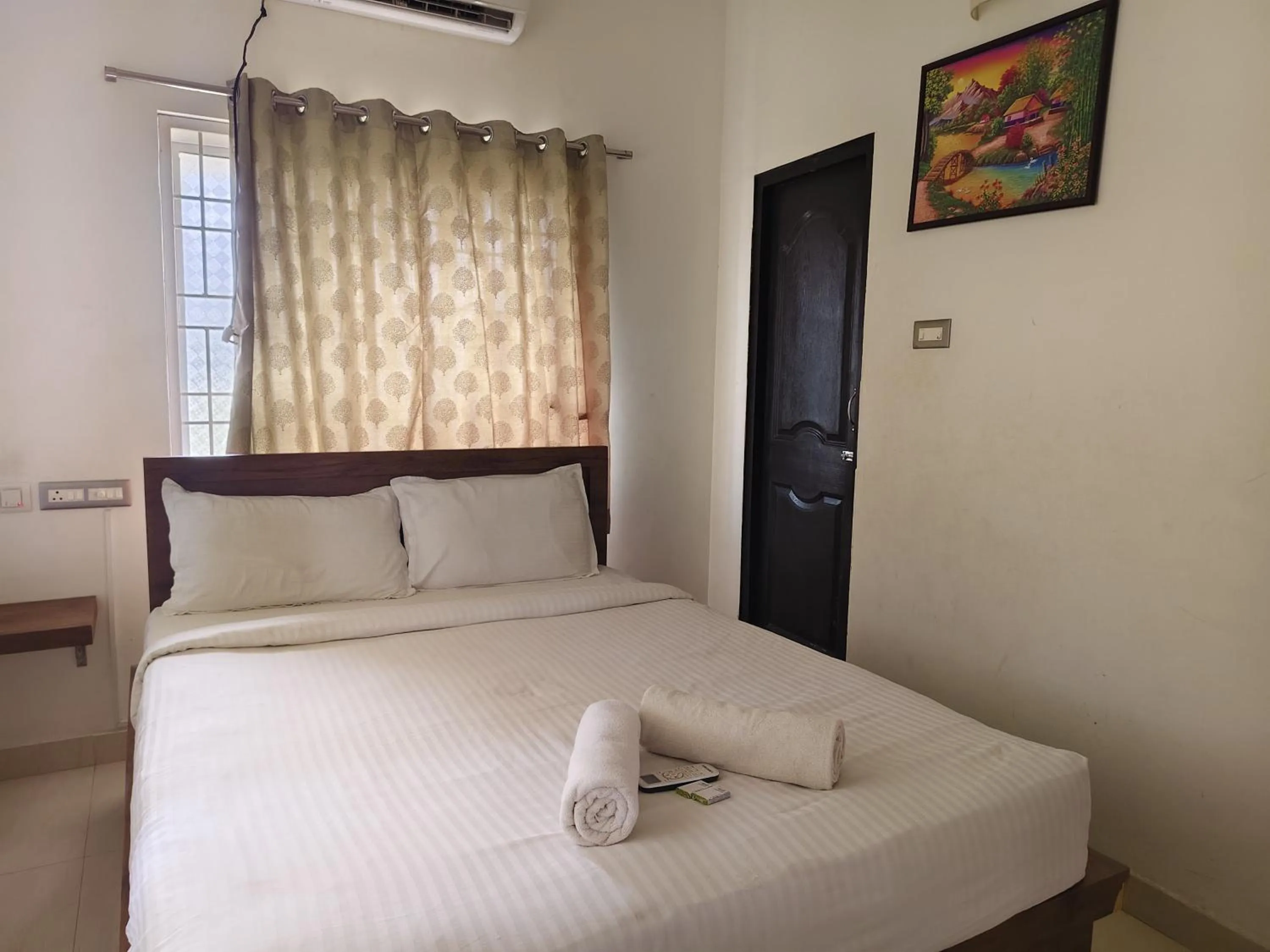 Photo of the whole room, Bed in Le Poshe Luxury - TIE