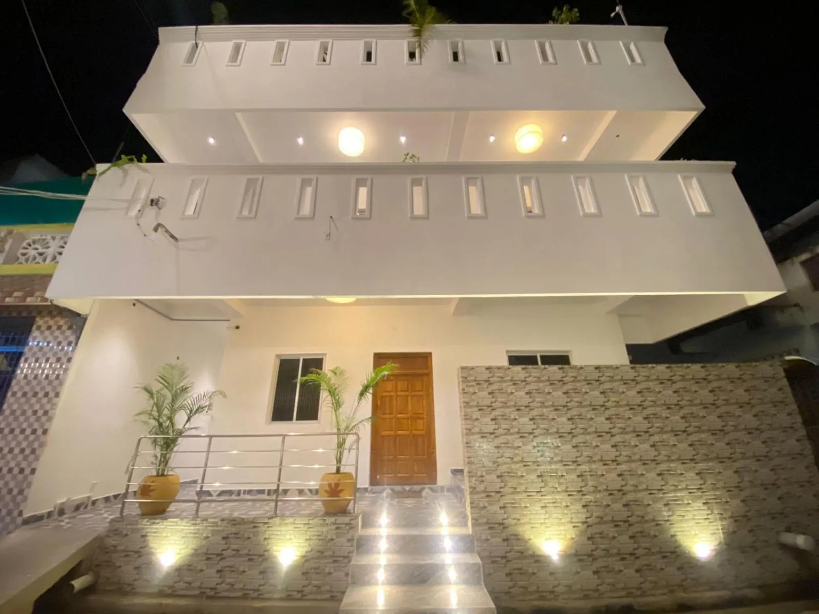 Property building in Le Poshe Luxury - TIE