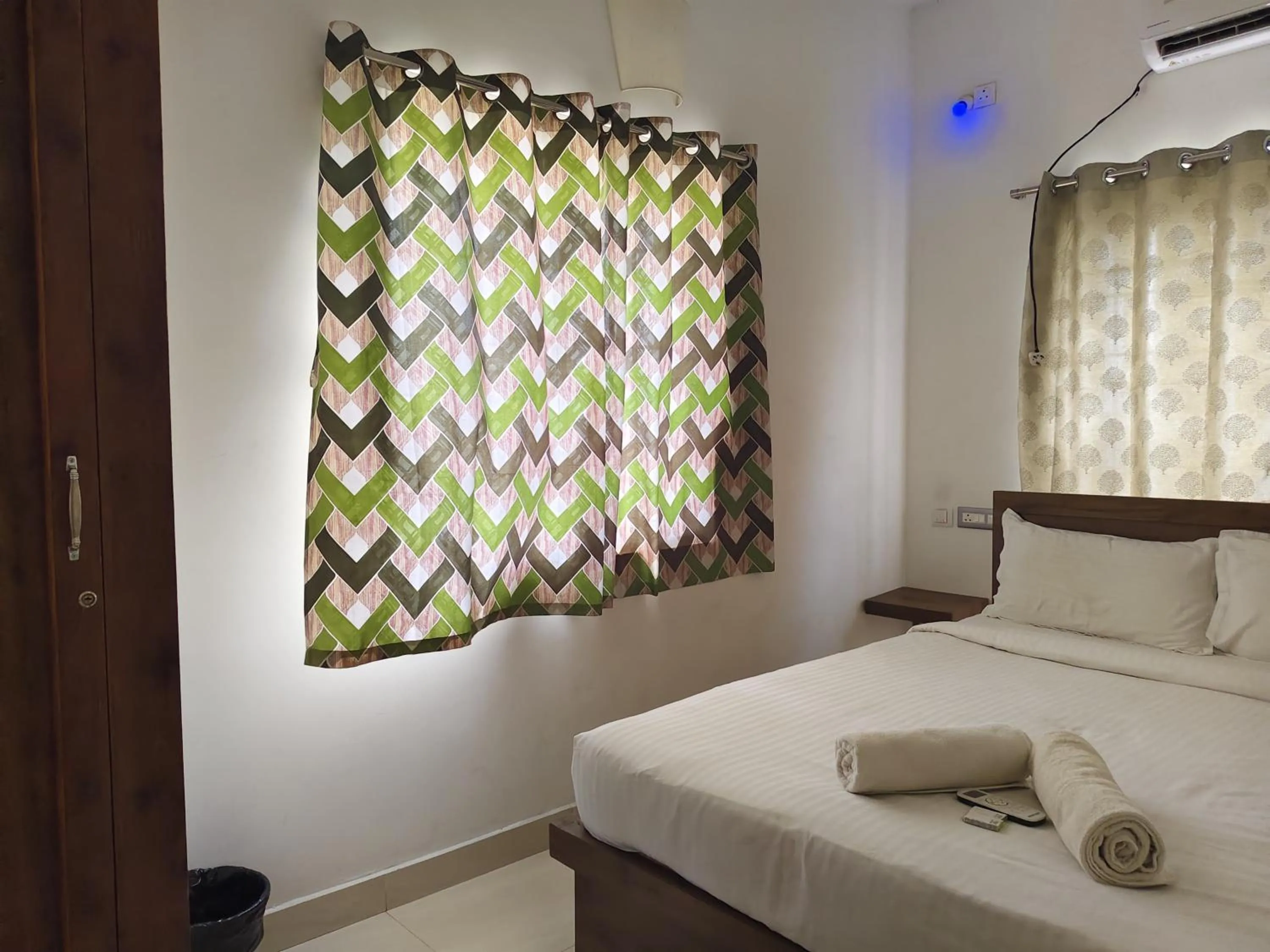 Bed in Le Poshe Luxury - TIE