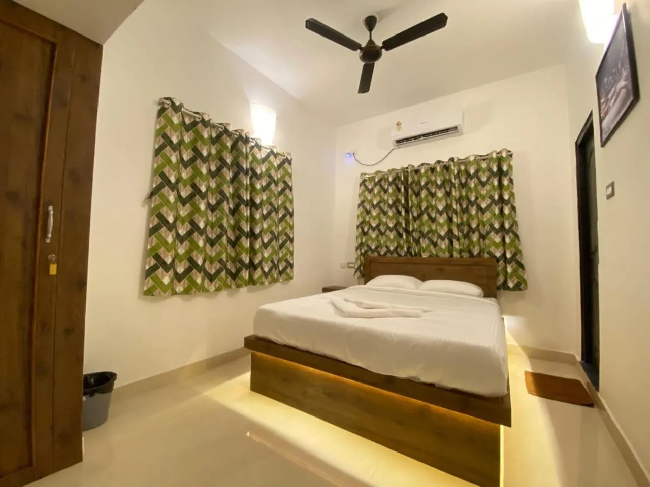 Bedroom, Bed in Le Poshe Luxury - TIE