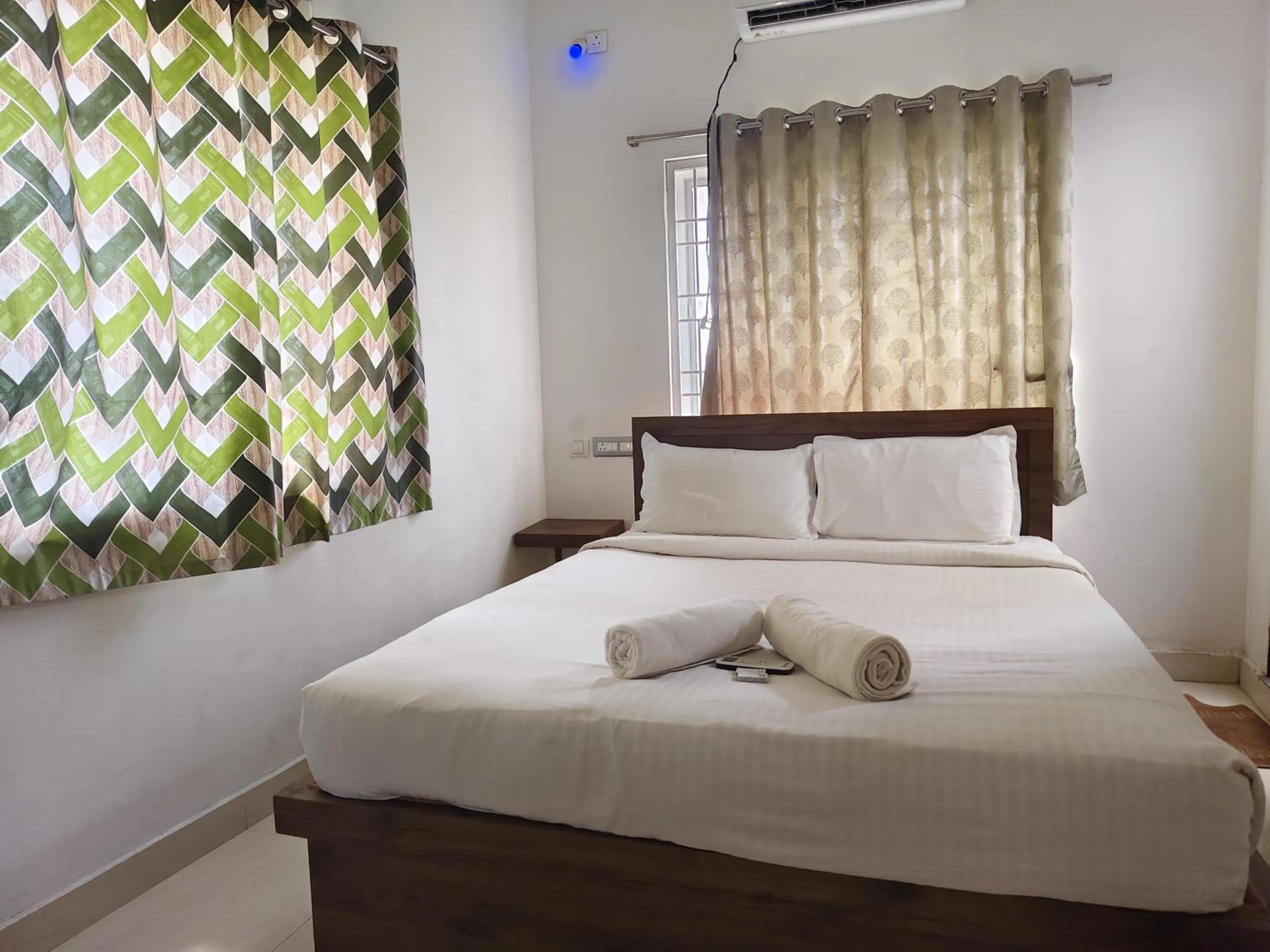 Bed in Le Poshe Luxury - TIE