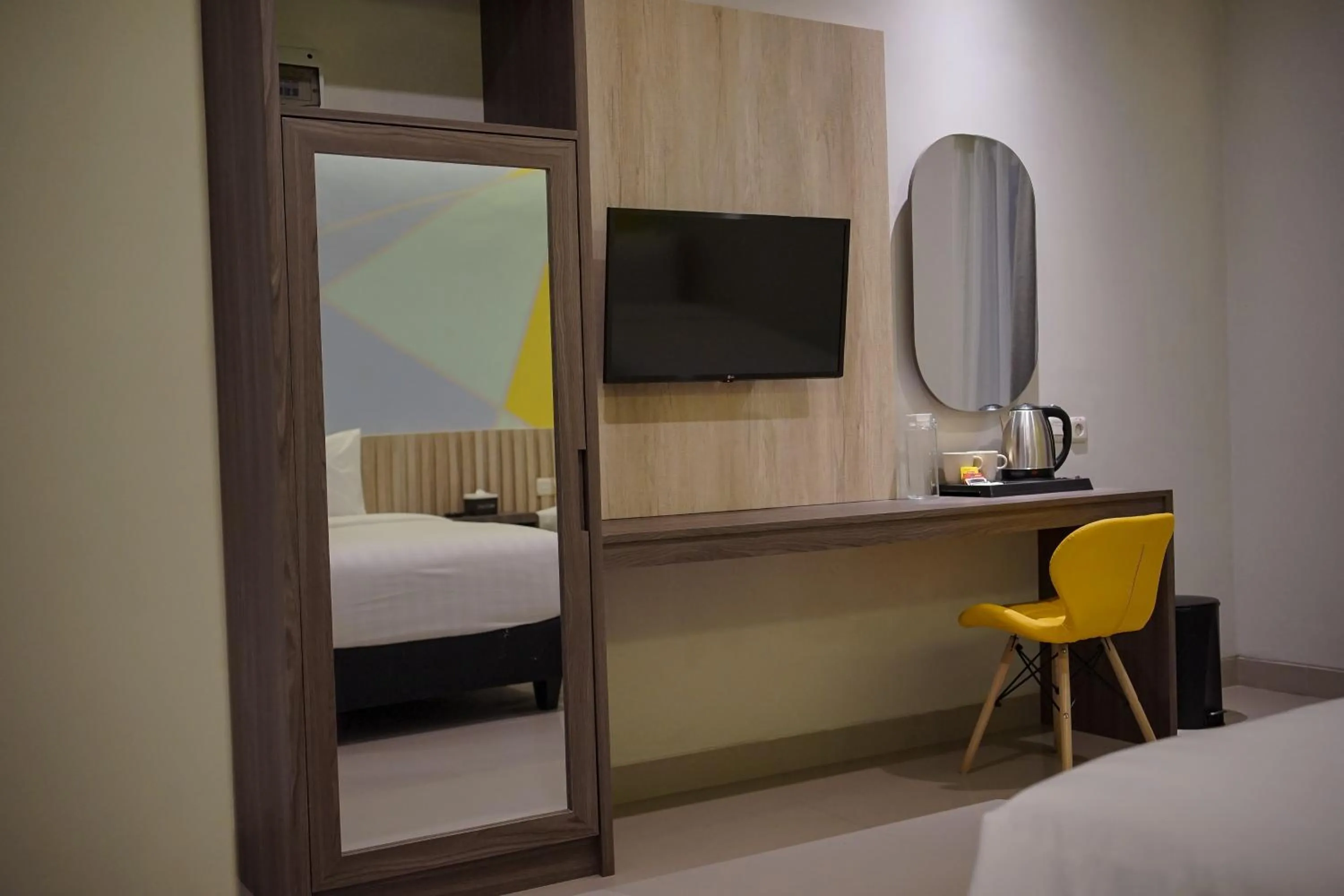 hair dresser, Bed in Key Inn Hotel Bogor
