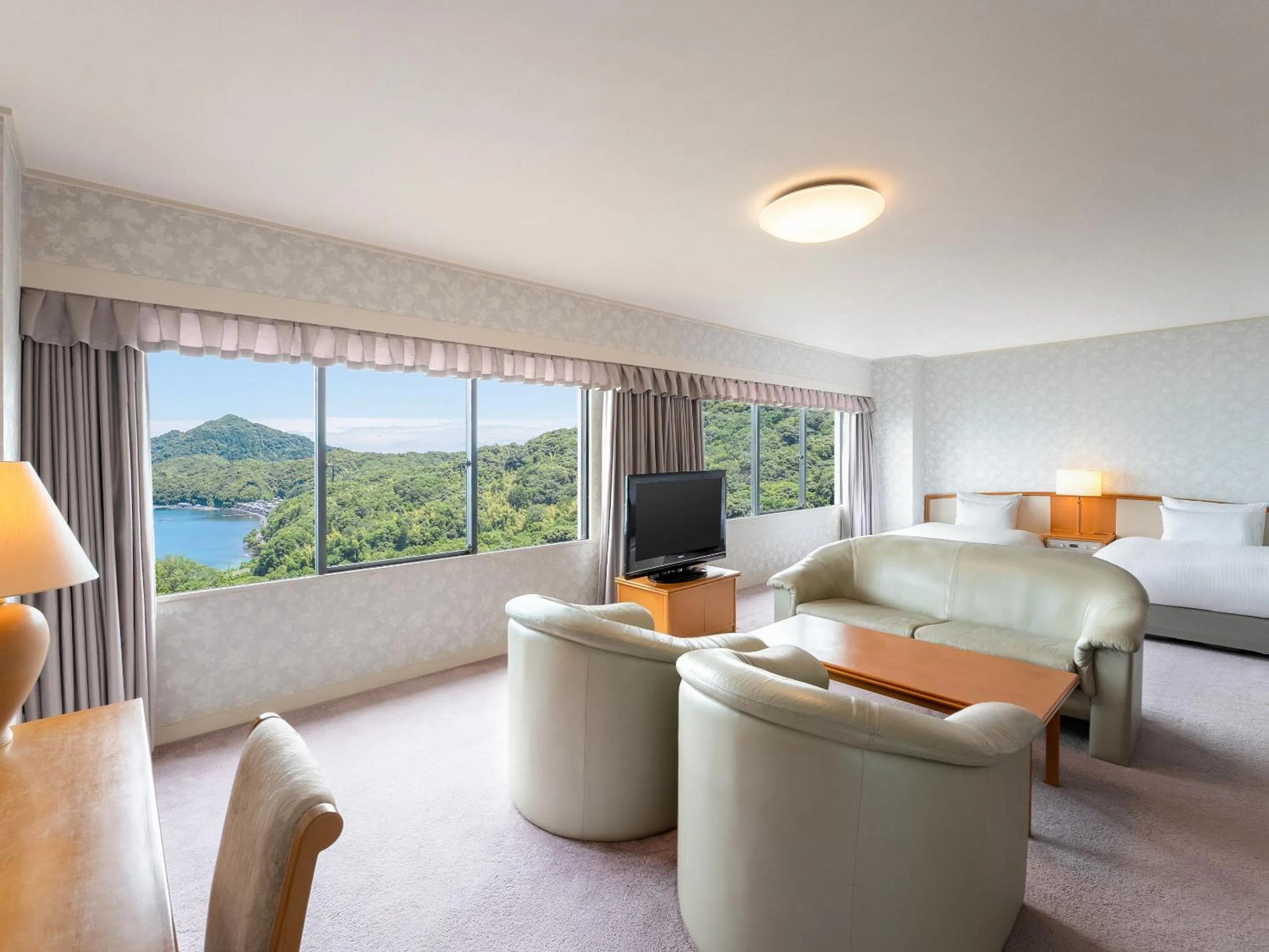 Bed in Mercure Kyoto Miyazu Resort & Spa