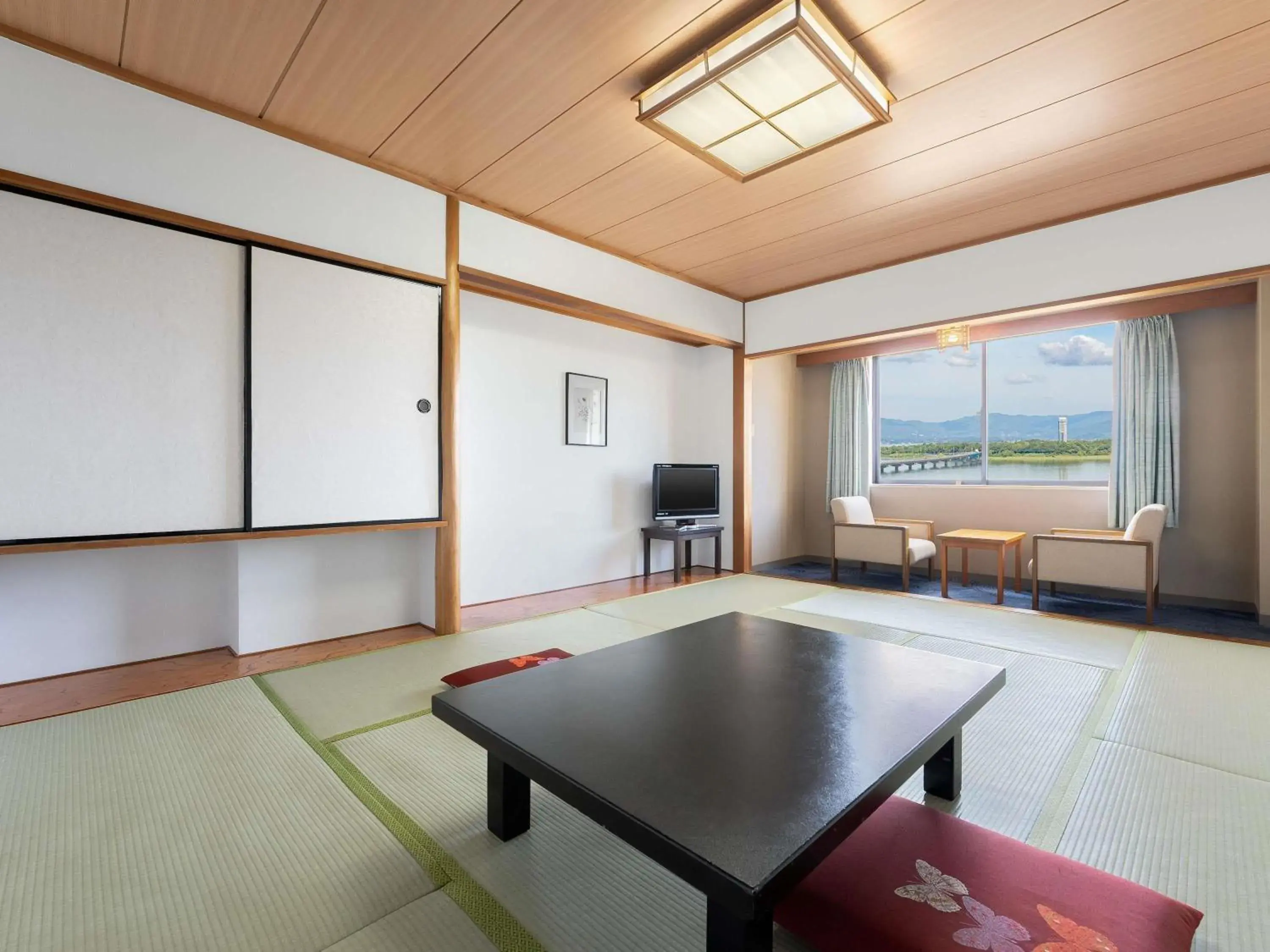 Classic Japanese Style Room with Five Futon Beds in Grand Mercure Lake Hamana Resort & Spa Classic Japanese Style Room with Five Futon Beds in Grand Mercure Lake Hamana Resort & Spa